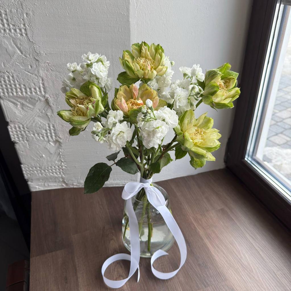 Авторский  букет "Розы Вегги и Маттиола"