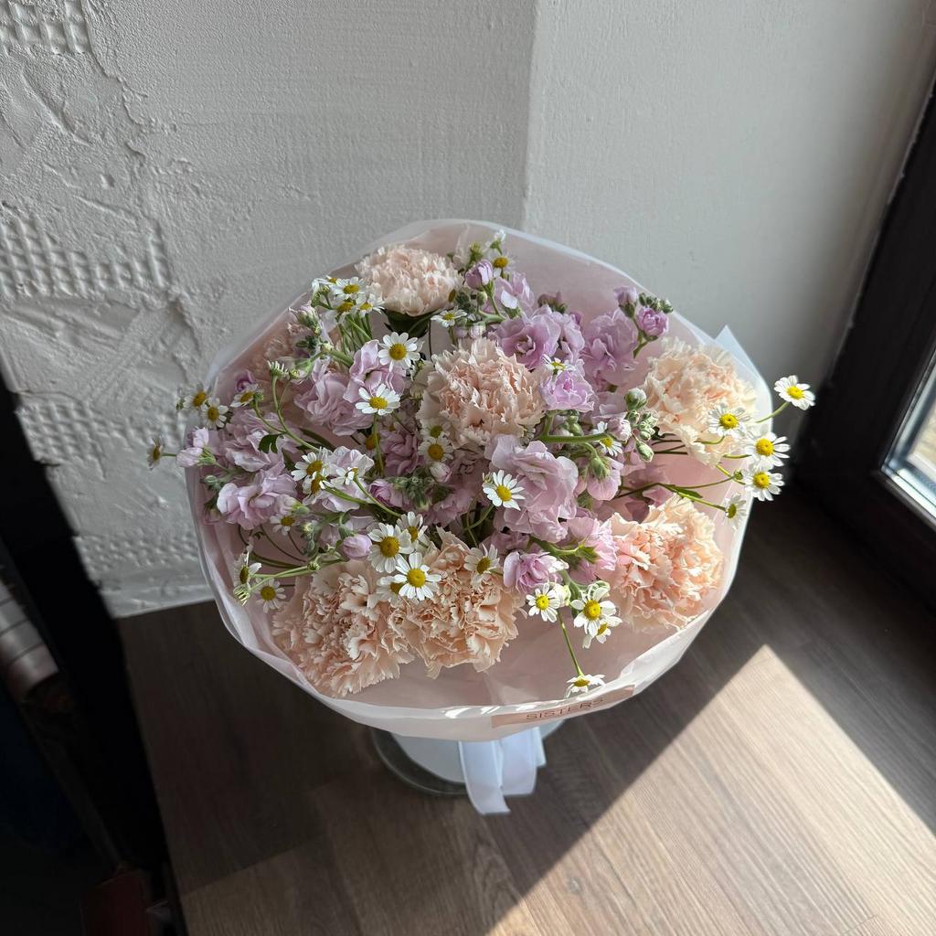 Букет "Диантусы+маттиола+ромашки"