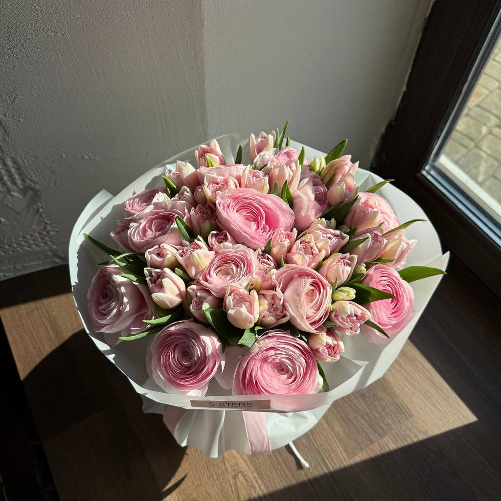 Букет "Ранункулюсы и пионовидные тюльпаны"