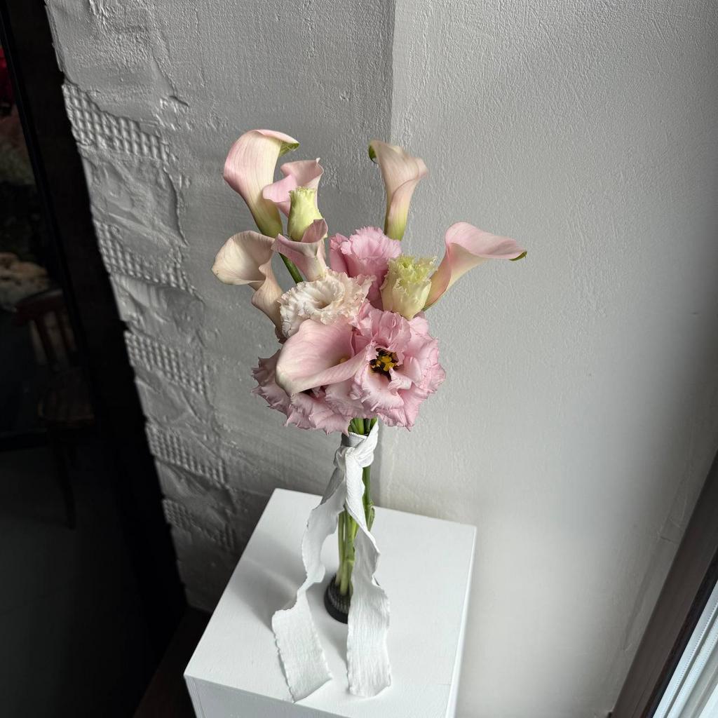 Букет с каллами и лизиантусом