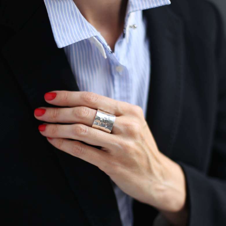 Серебряное кольцо Чеканное 2P550