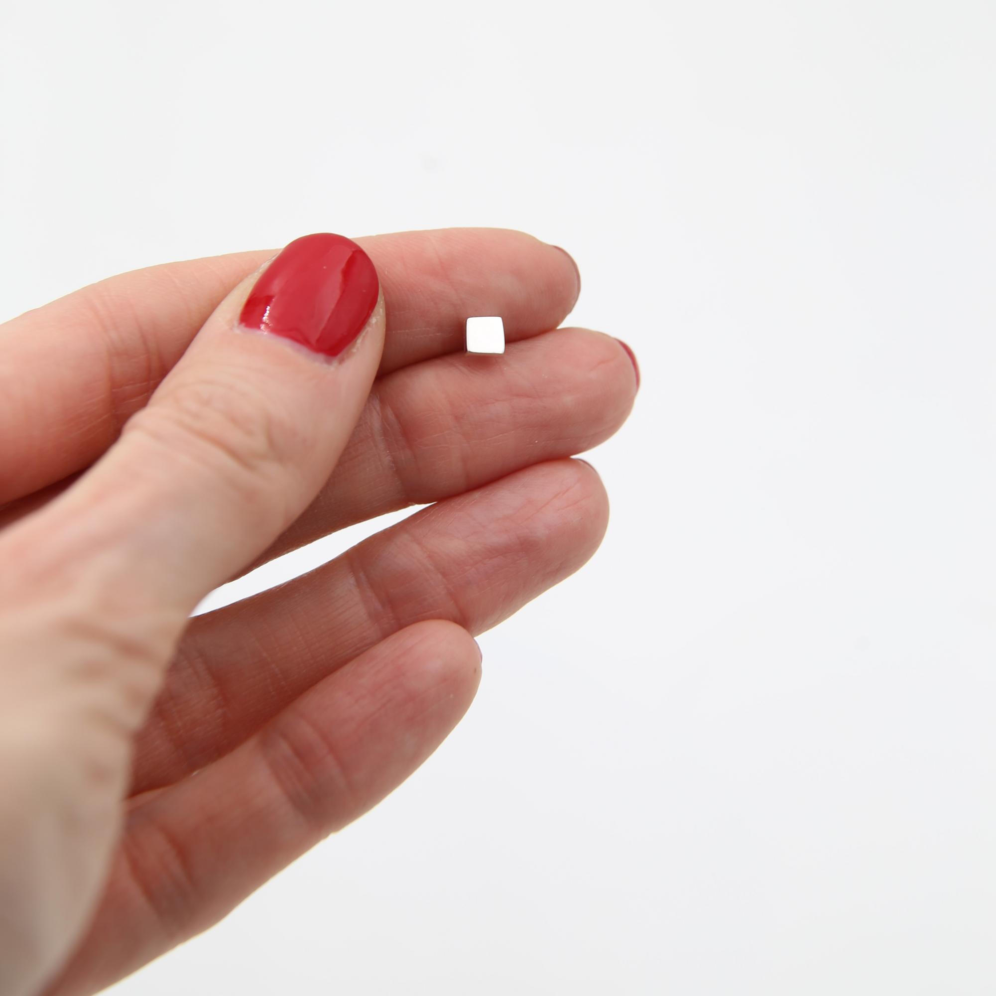 Серебряная серьга-гвоздик Квадратик мини 1P562 mono