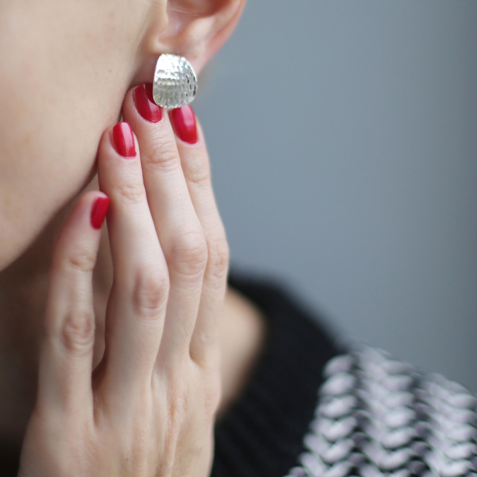 Серебряные серьги чеканные глянцевые 1P1089