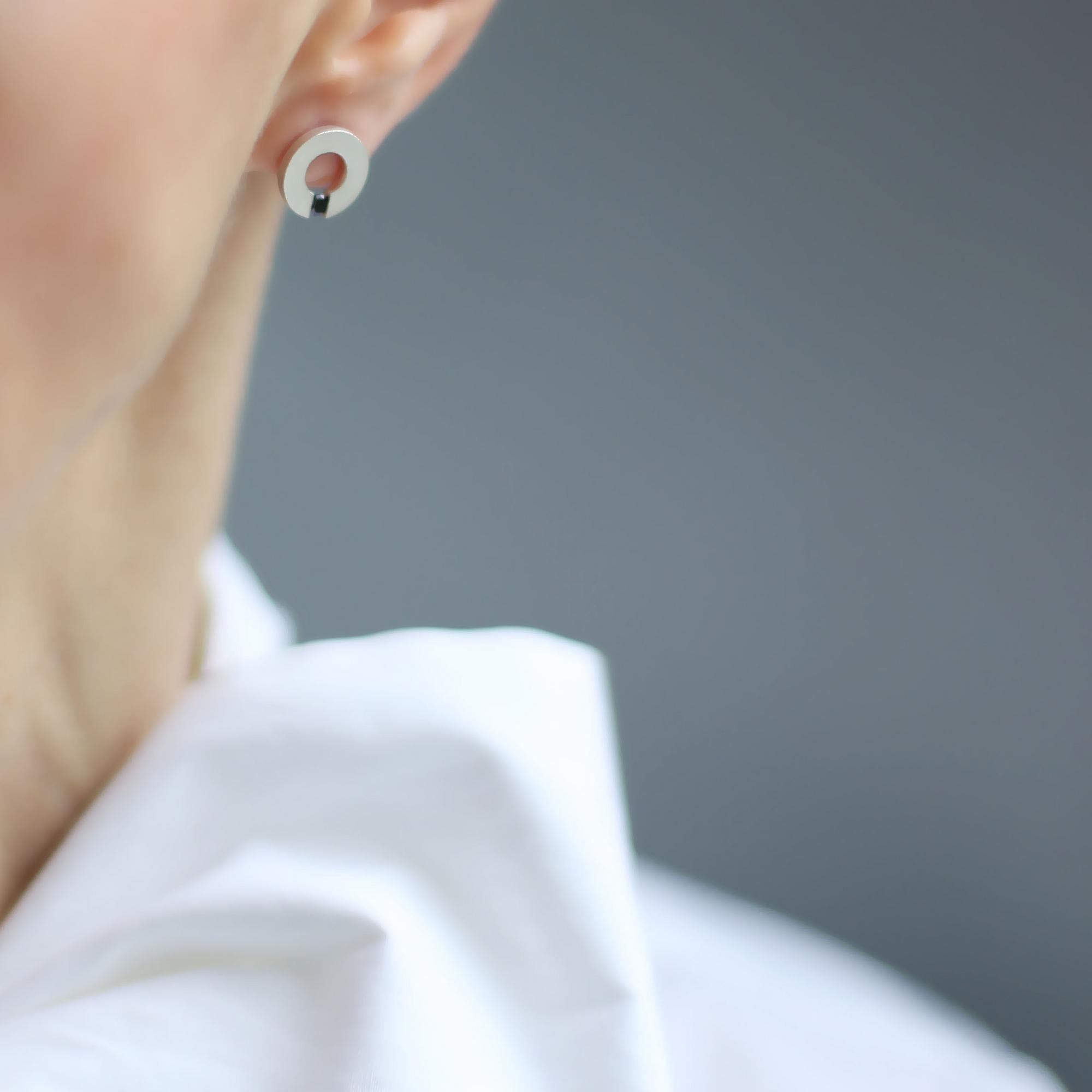 Серебряные серьги с черным цирконом  1P880