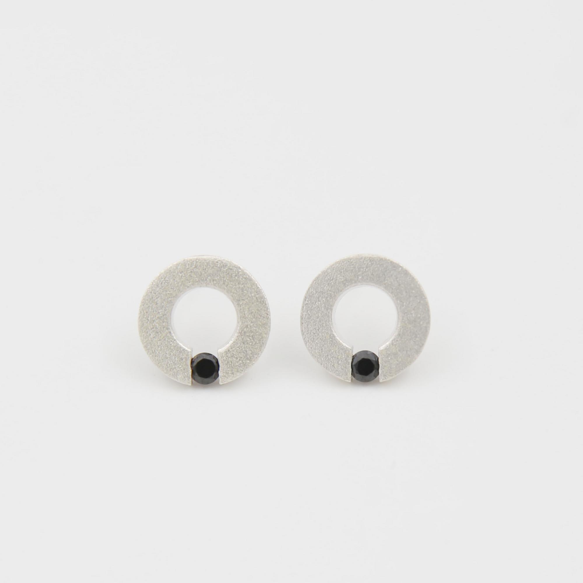 Серебряные серьги с черным цирконом  1P880