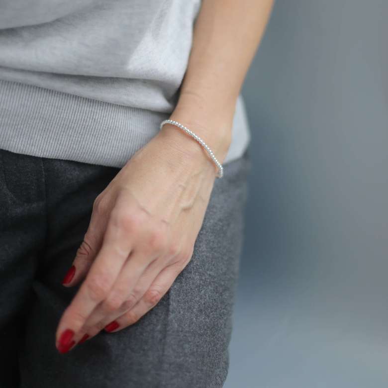 Серебряный браслет из шариков 3мм на резинке 3P217