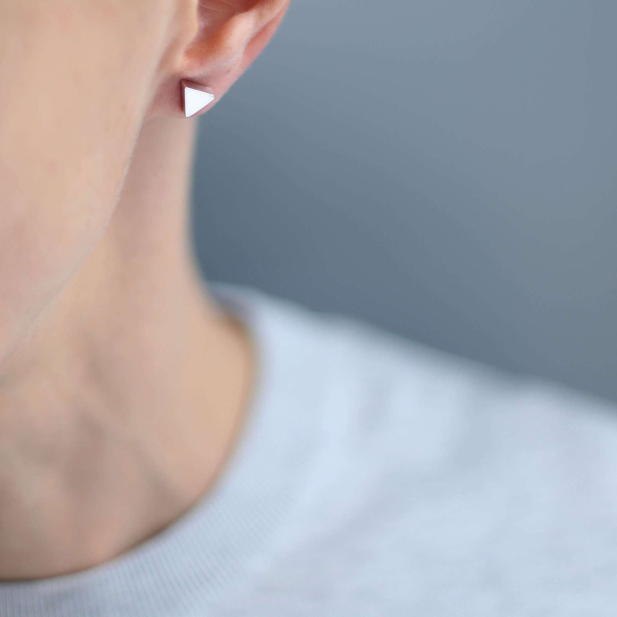 Серебряная серьга-гвоздик треугольник 1P443 mono