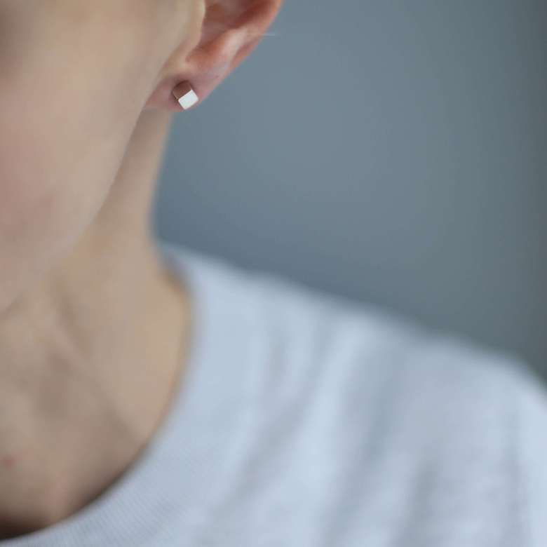 Серебряная серьга-гвоздик Куб малый 1P569 mono