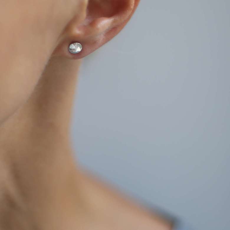 Серебряная серьга-гвоздик Кнопка 1P1075-1 MONO