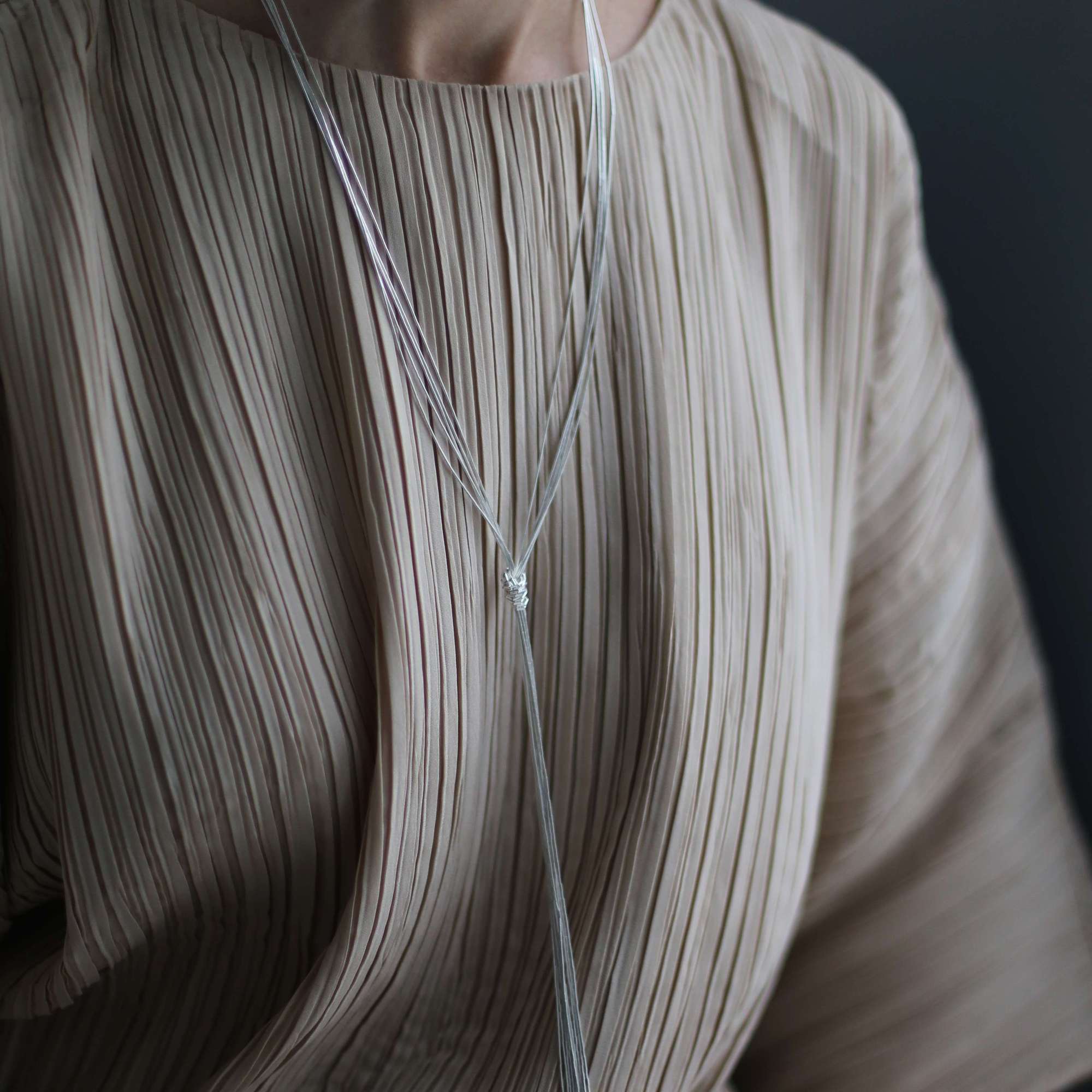 Колье-галстук из серебряных нитей 4P457