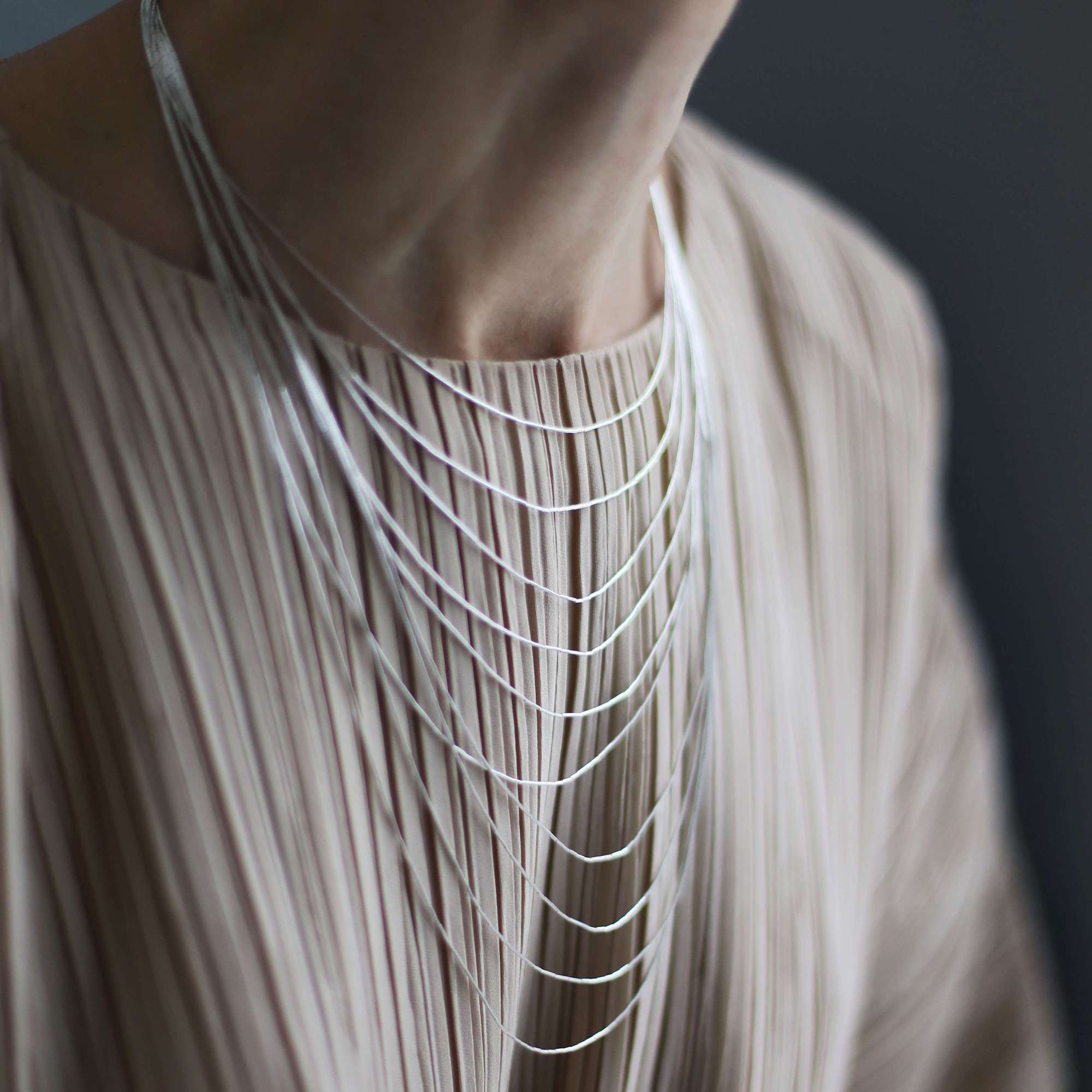 Колье-каскад из серебряных нитей 4P456