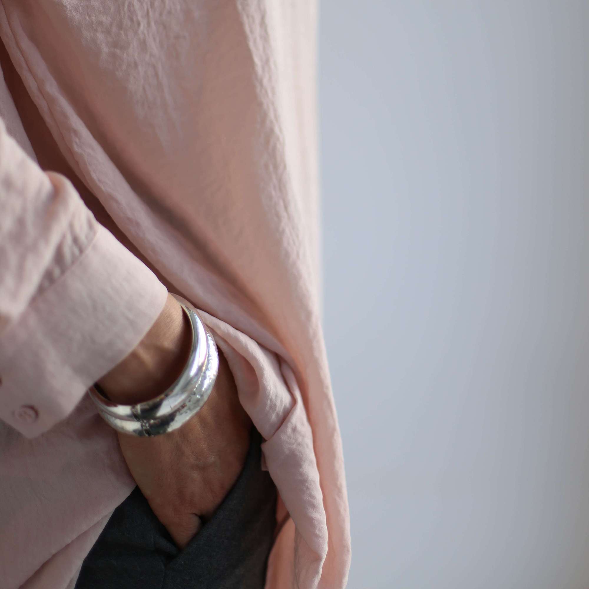 Глянцевый раскрывающийся серебряный браслет 3P242