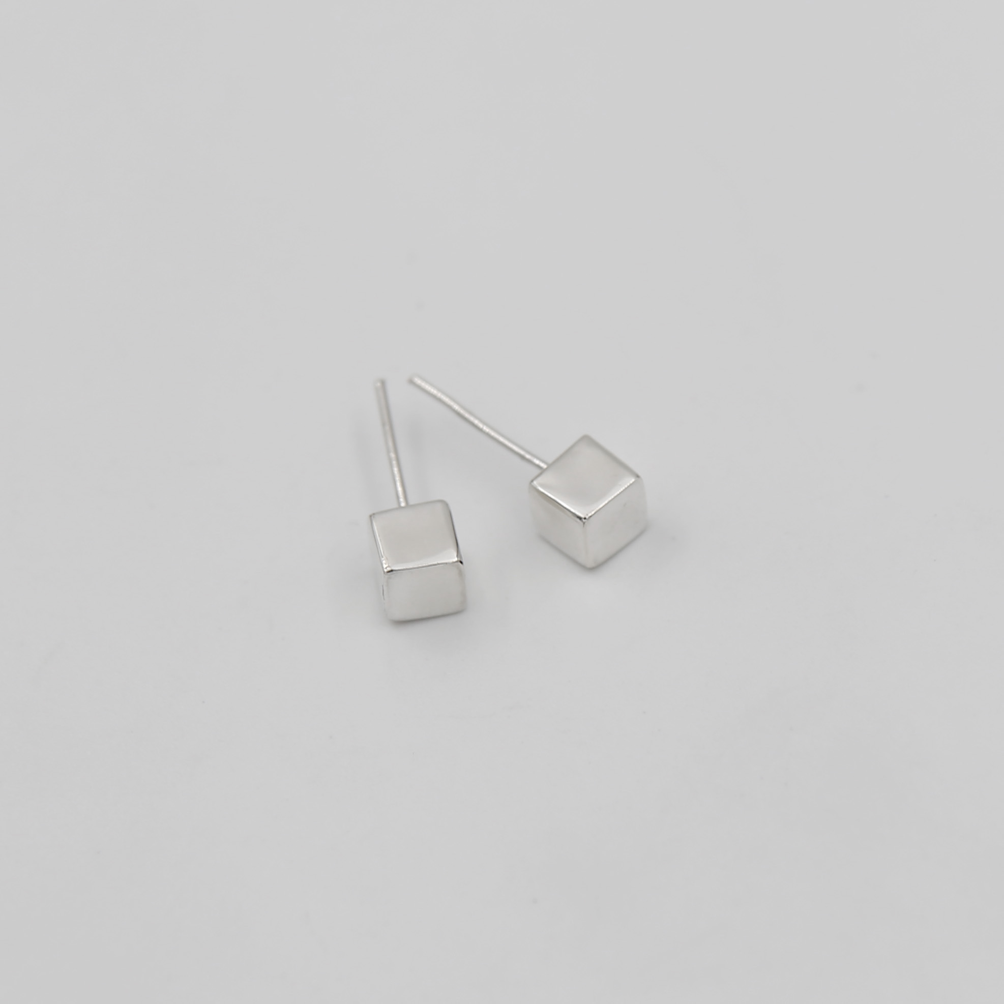 Серебряные гвоздики Кубики маленькие 1P569