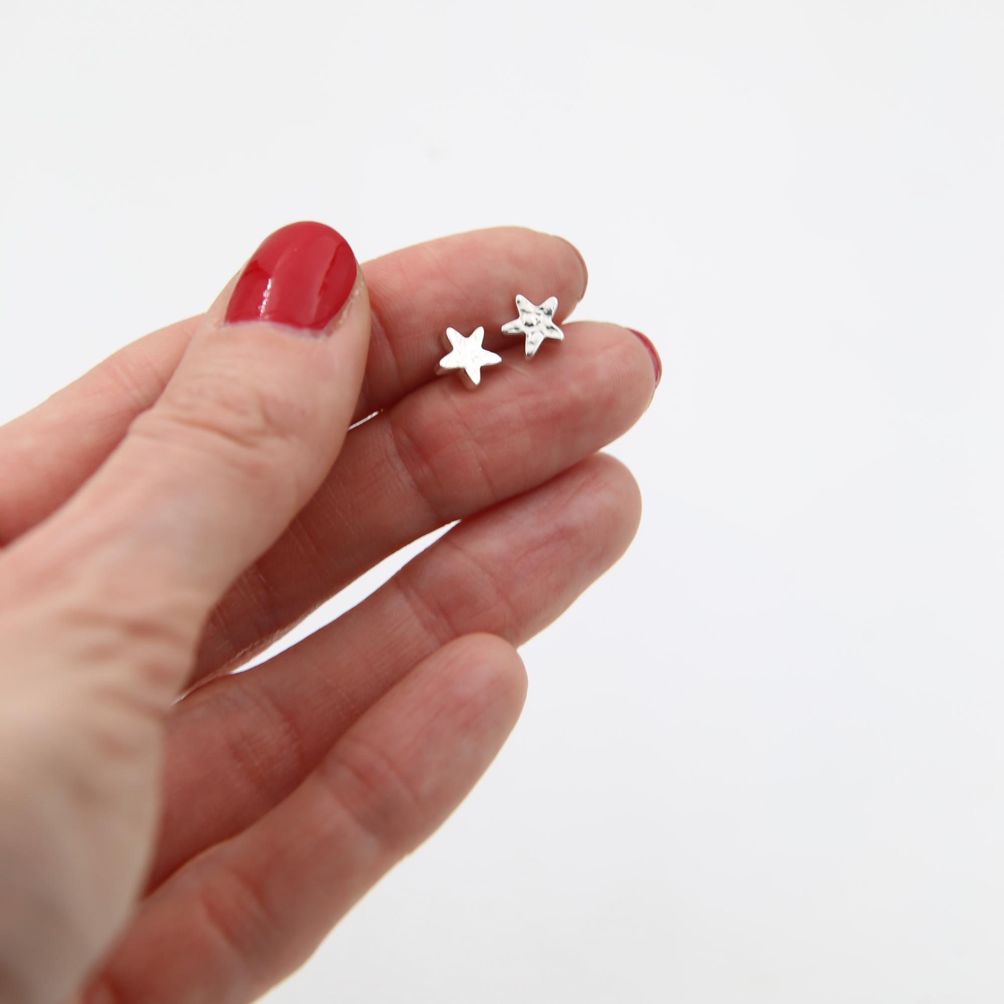 Серебряные гвоздики  Звездочки чеканные мини 1P719