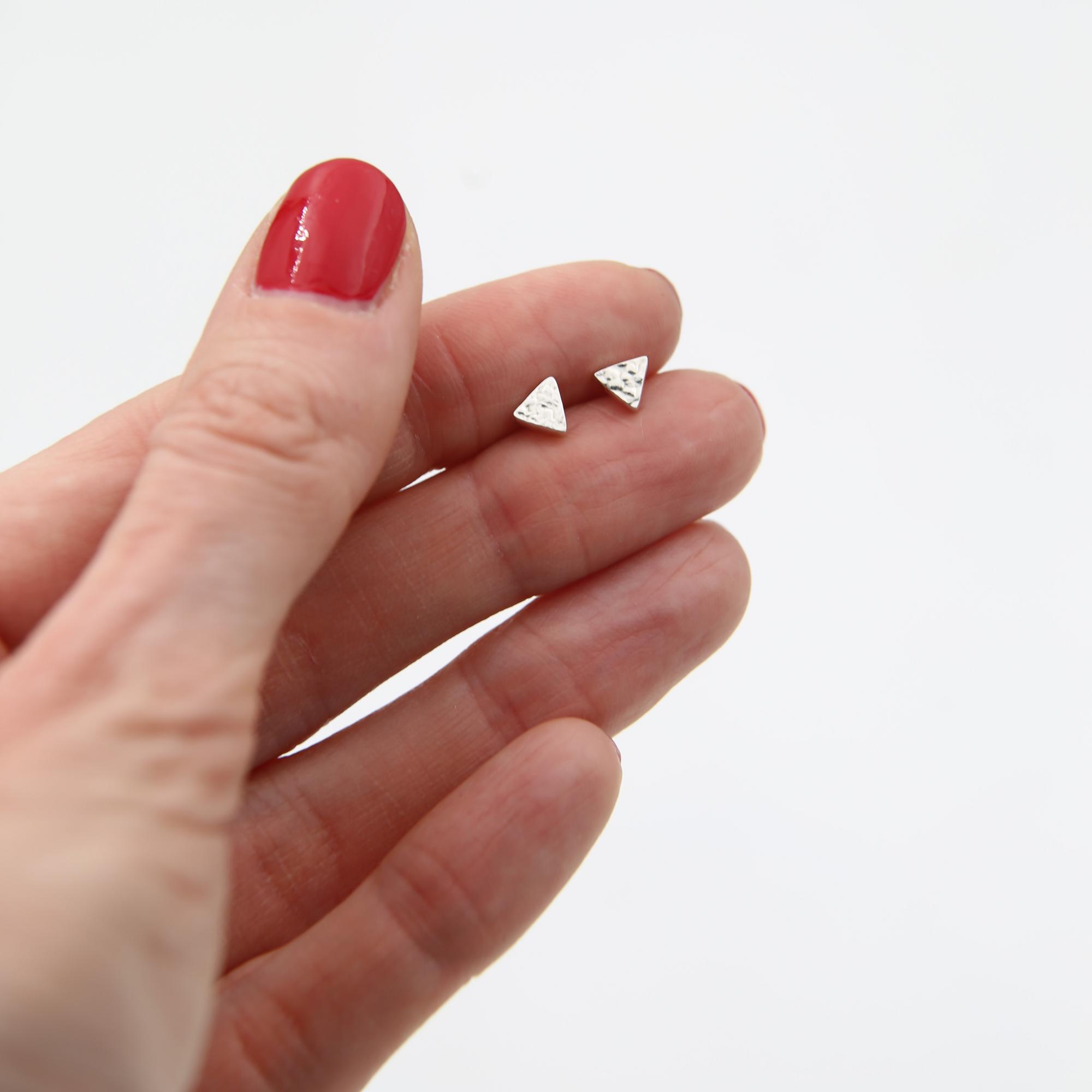 Серебряные гвоздики  Треугольники чеканные мини 1P627