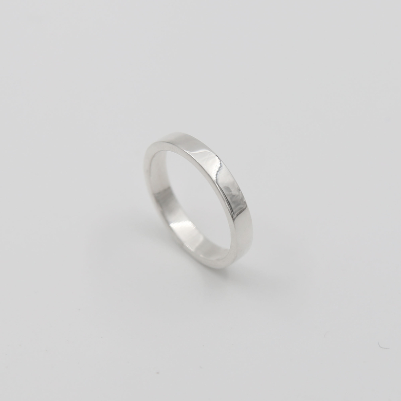 Серебряное кольцо глянцевой отделки 2P620