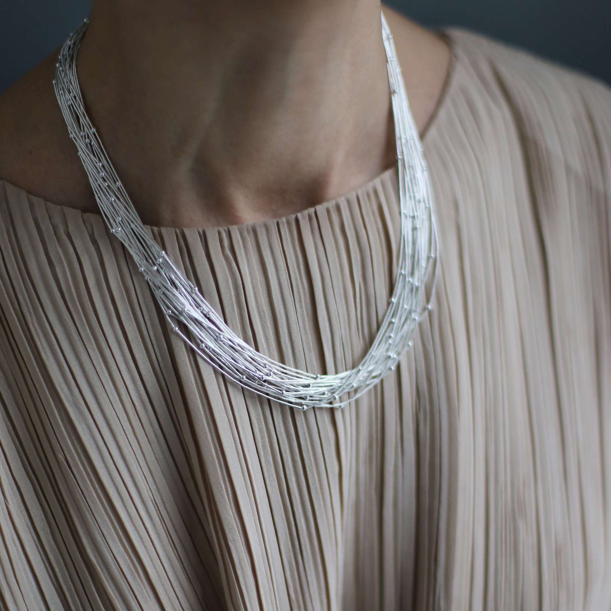 Колье из 20 серебряных нитей 4P552