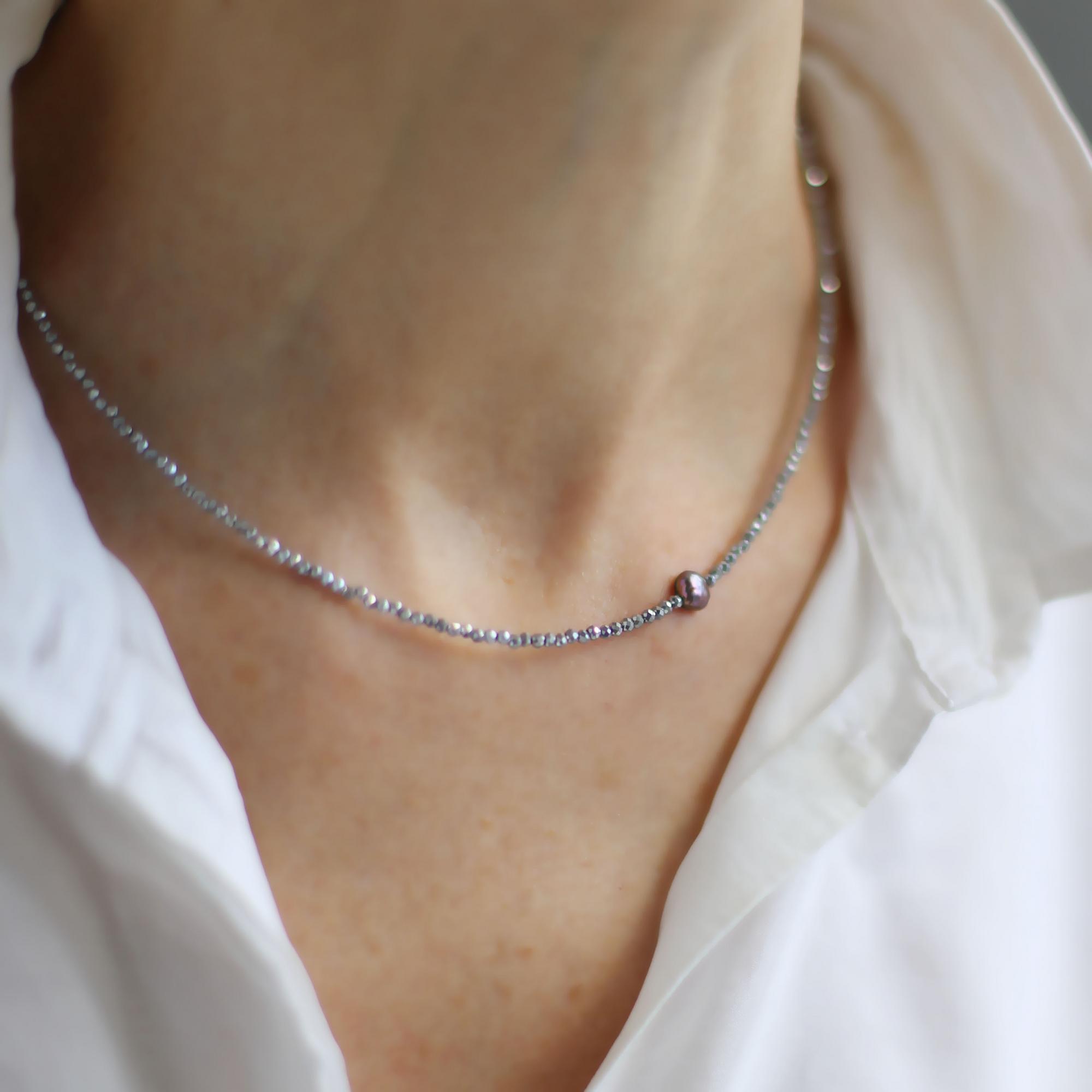 Колье-чокер  из серебряного гематита с жемчужиной 4P615