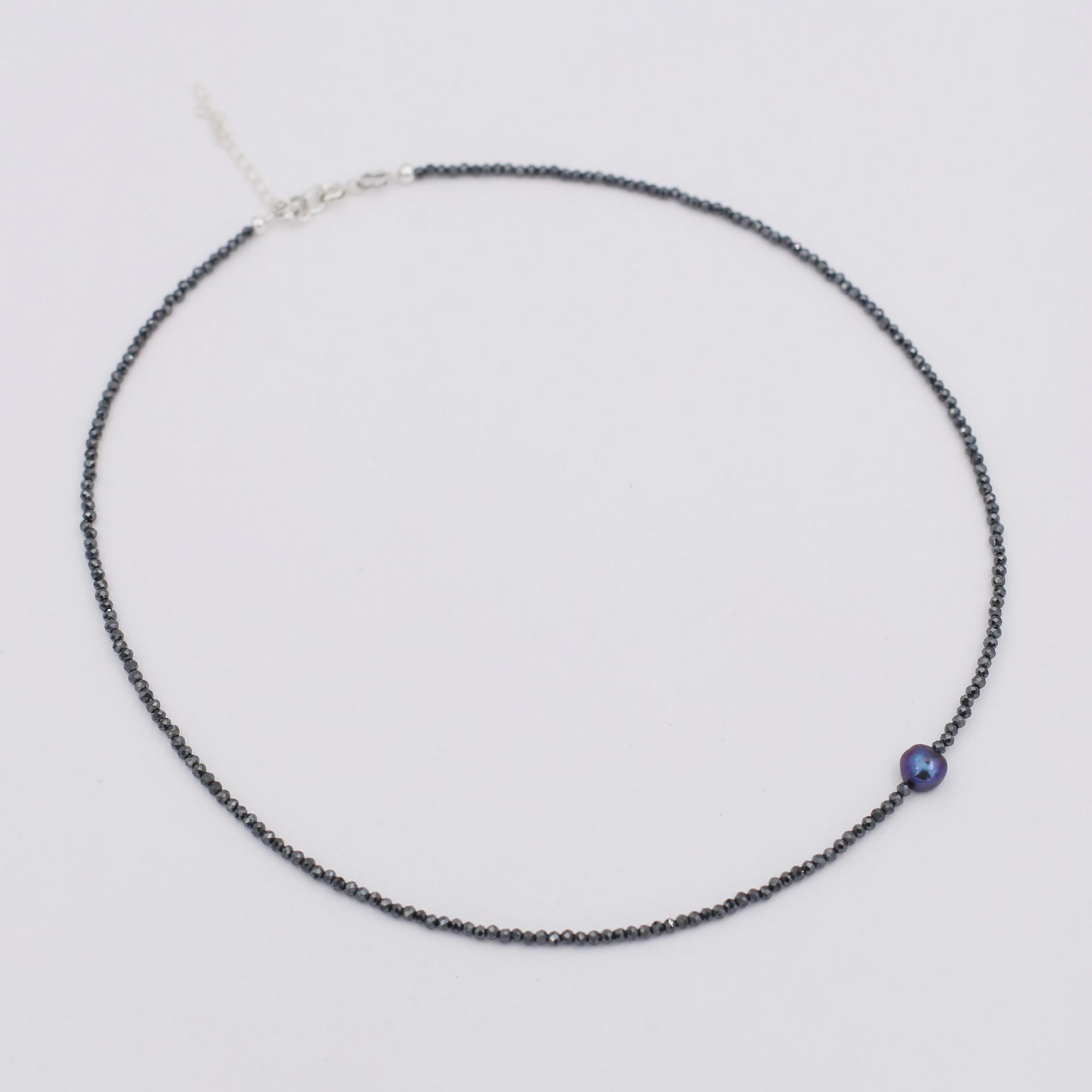 Колье-чокер из тёмно-серого гематита с жемчужиной 4P616