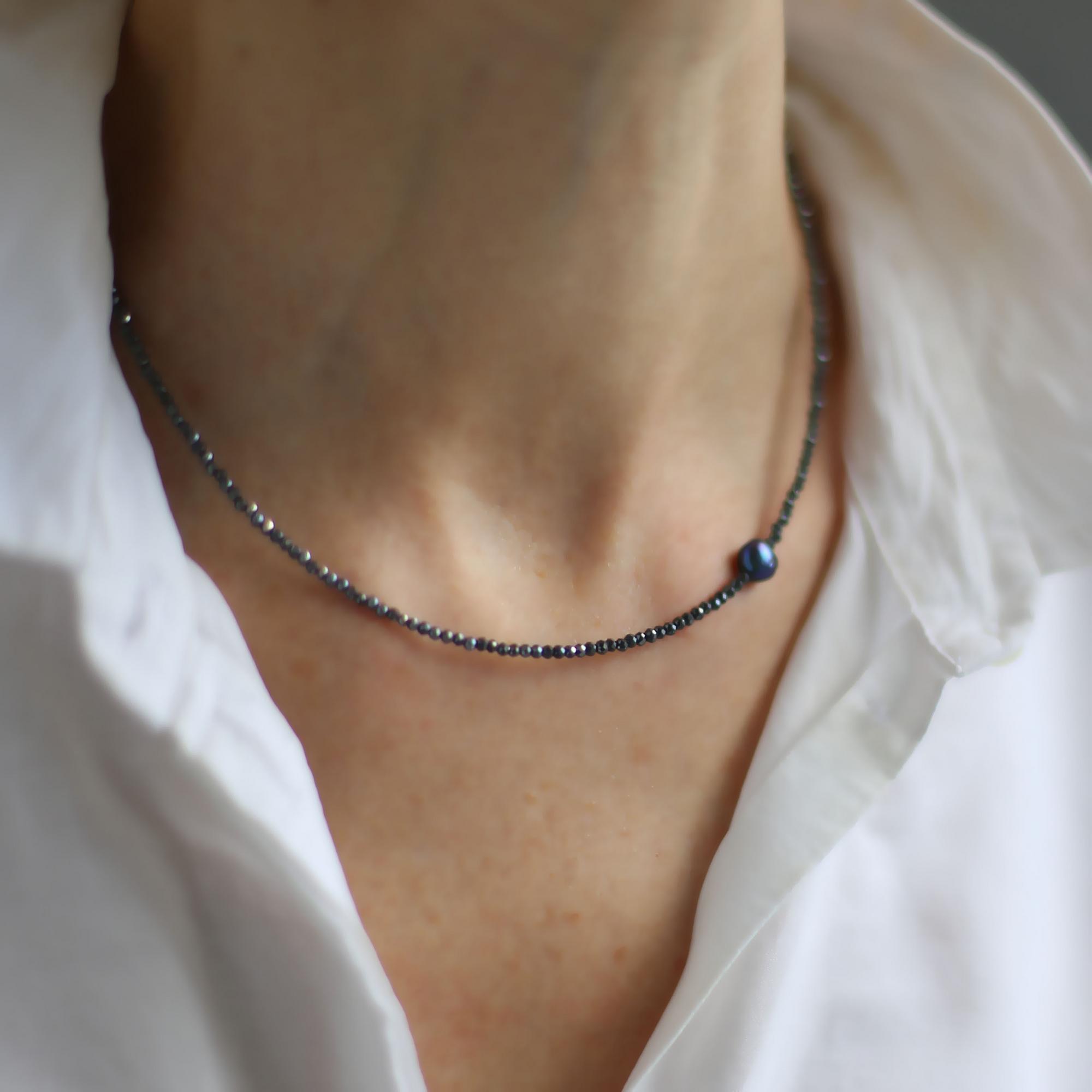 Колье-чокер из тёмно-серого гематита с жемчужиной 4P616