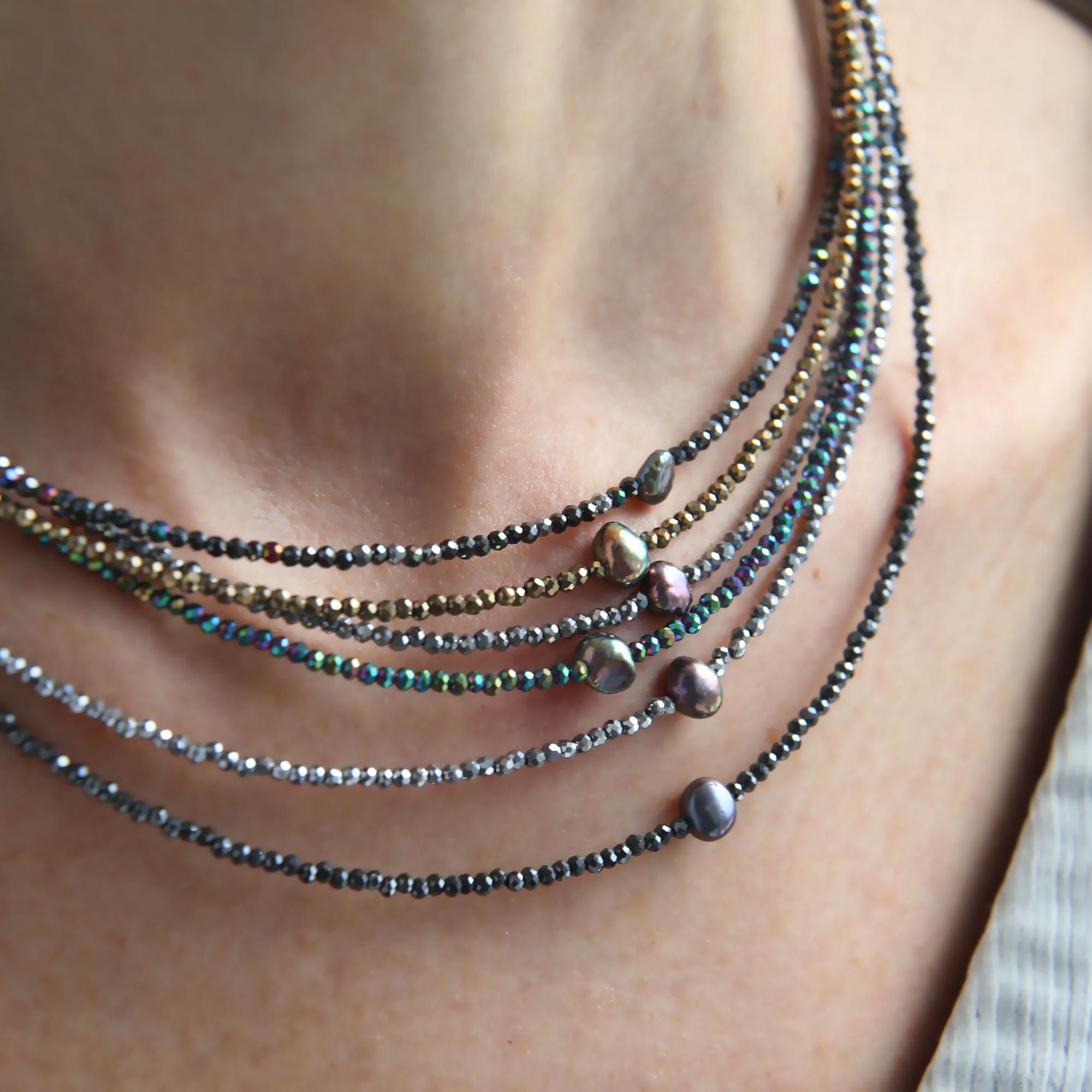 Колье-чокер из золотого гематита с жемчужиной 4P617