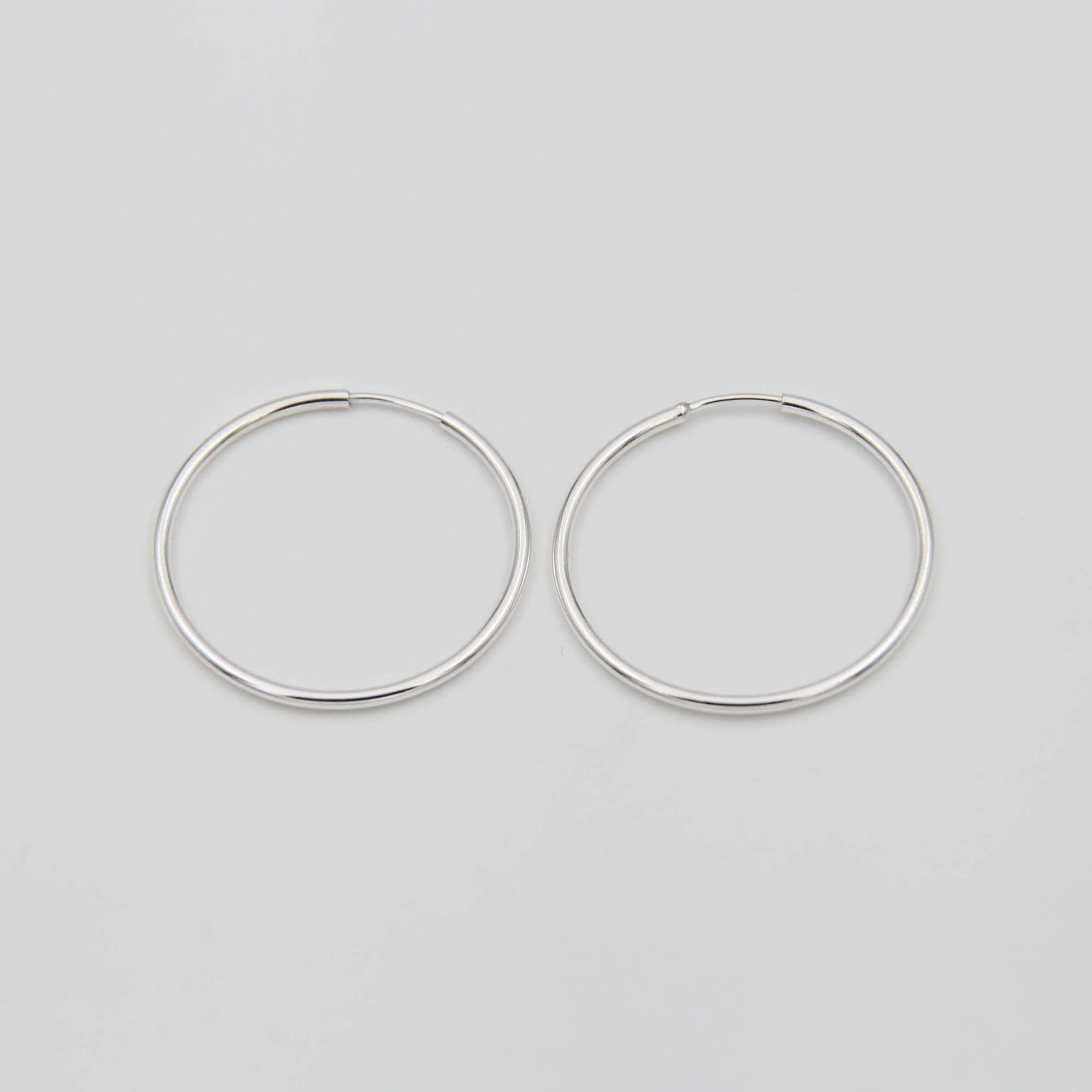 Серебряные серьги-кольца средние  1P2098