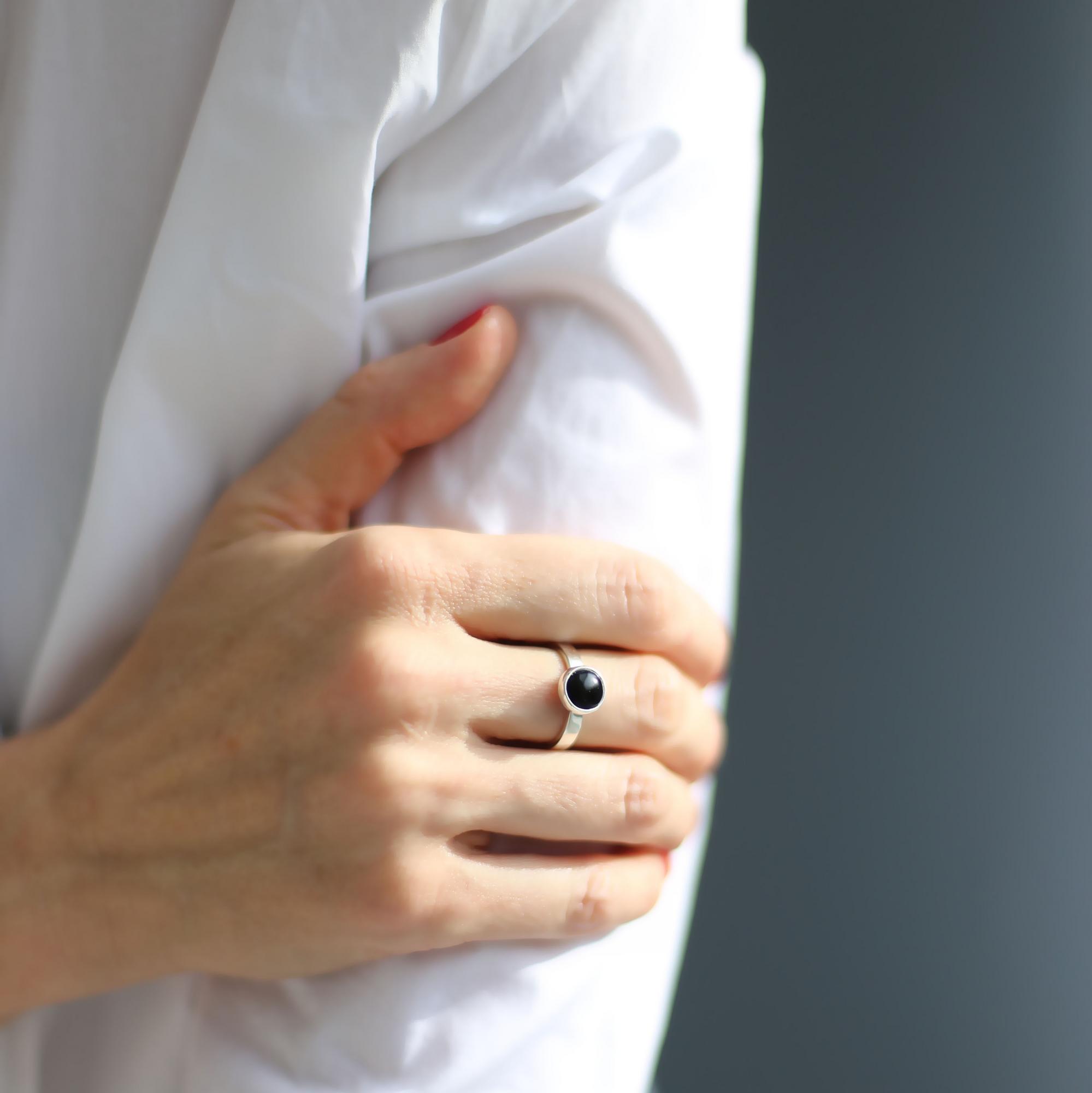 Серебряное кольцо с чёрным ониксом 2P948