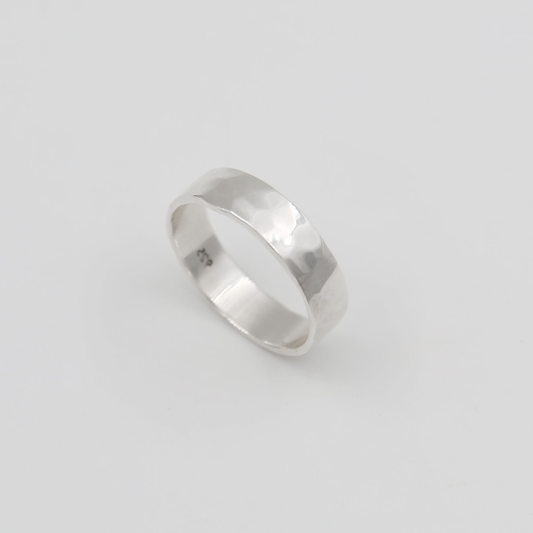 Серебряное чеканное кольцо 2P958