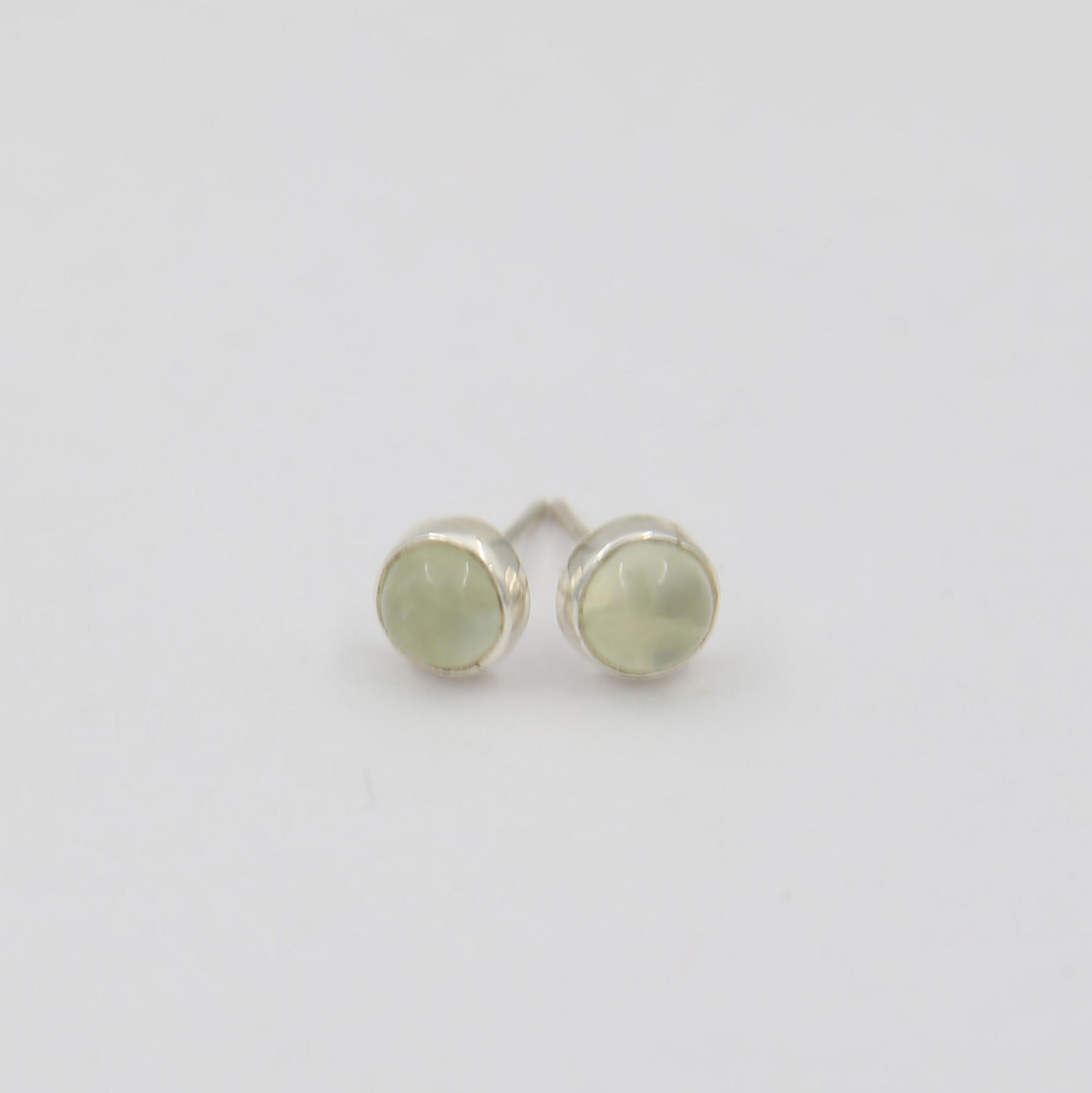 Серьги-гвоздики с салатовым пренитом 1P2323-1