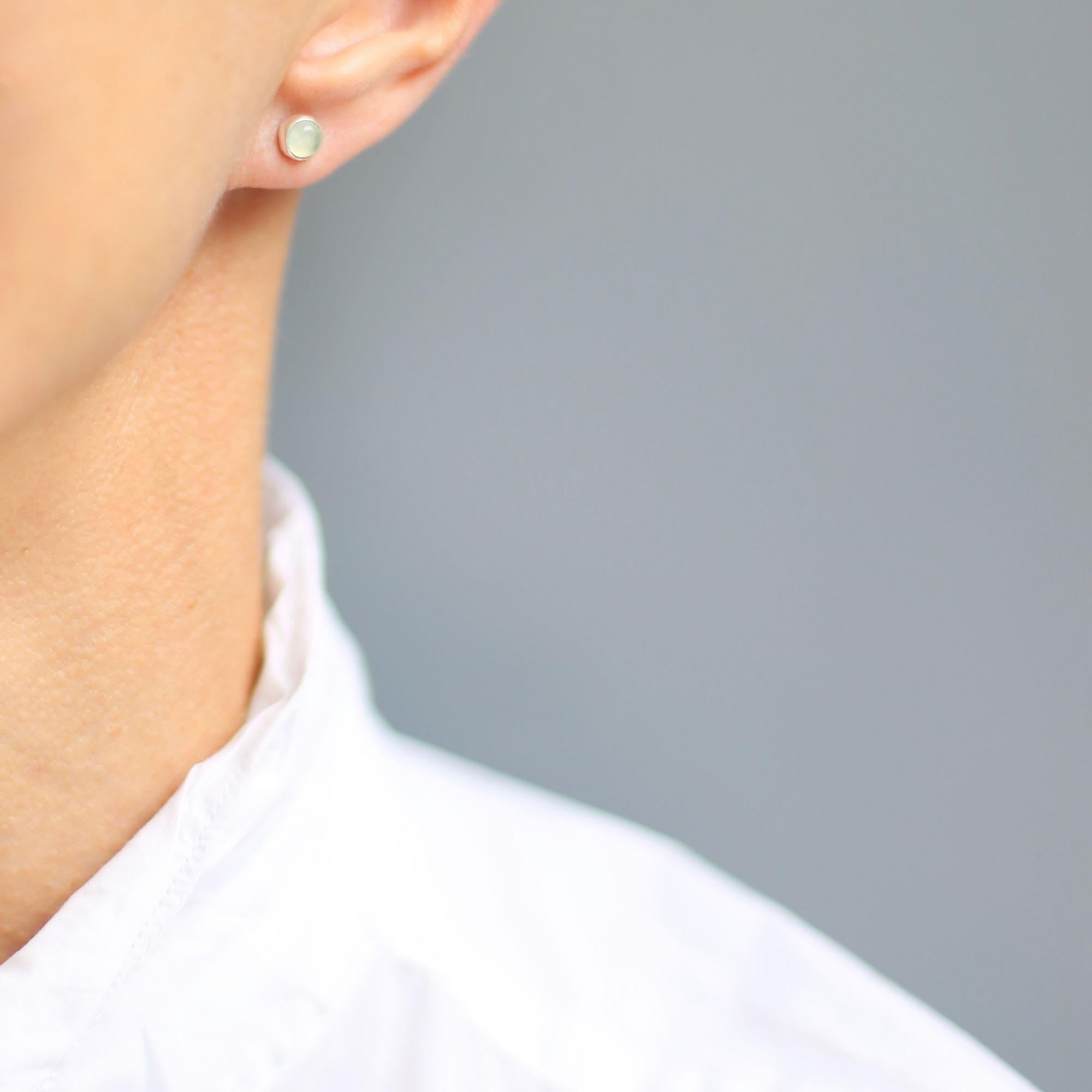 Серьги-гвоздики с салатовым пренитом 1P2323-1