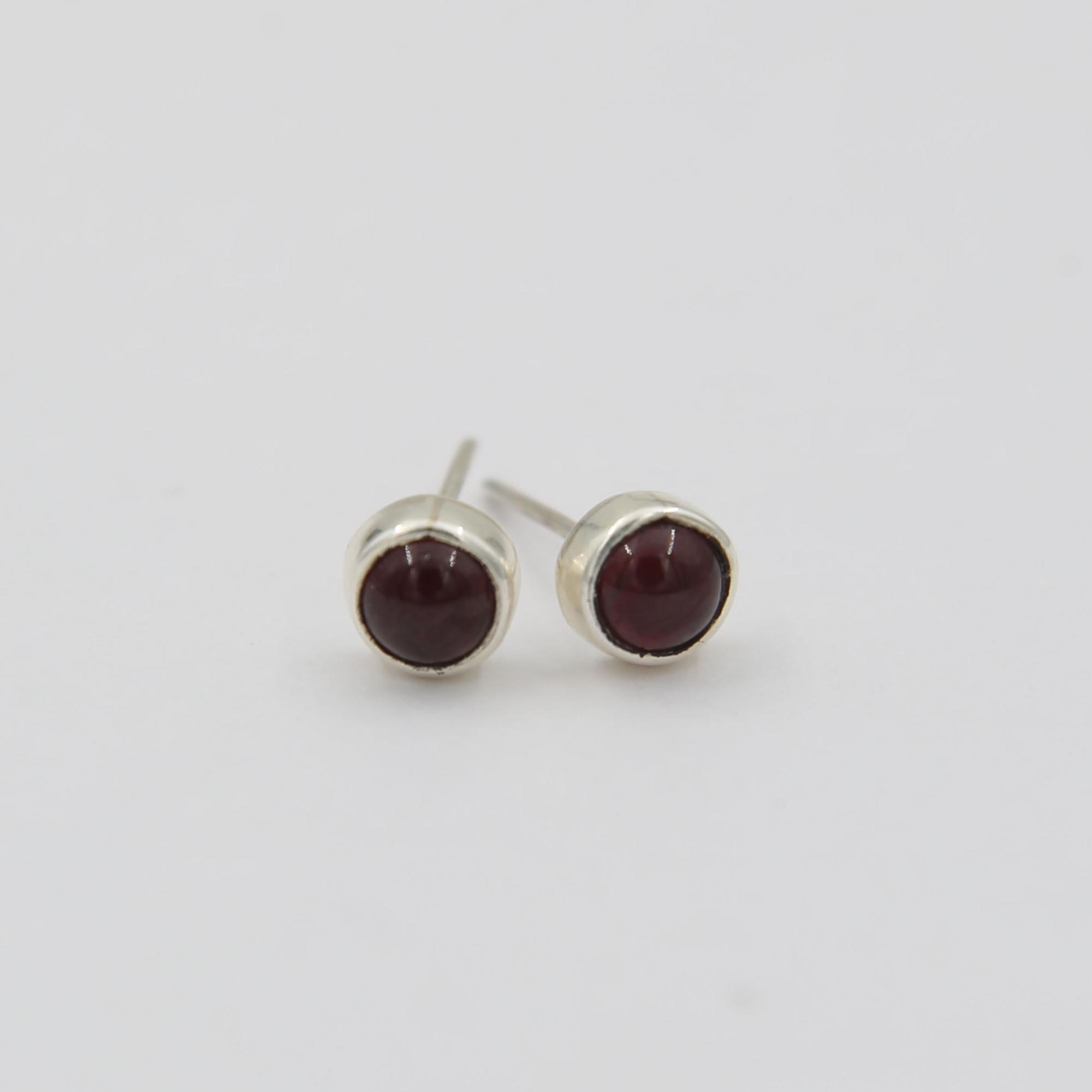 Серьги-гвоздики с гранатом 1P2325