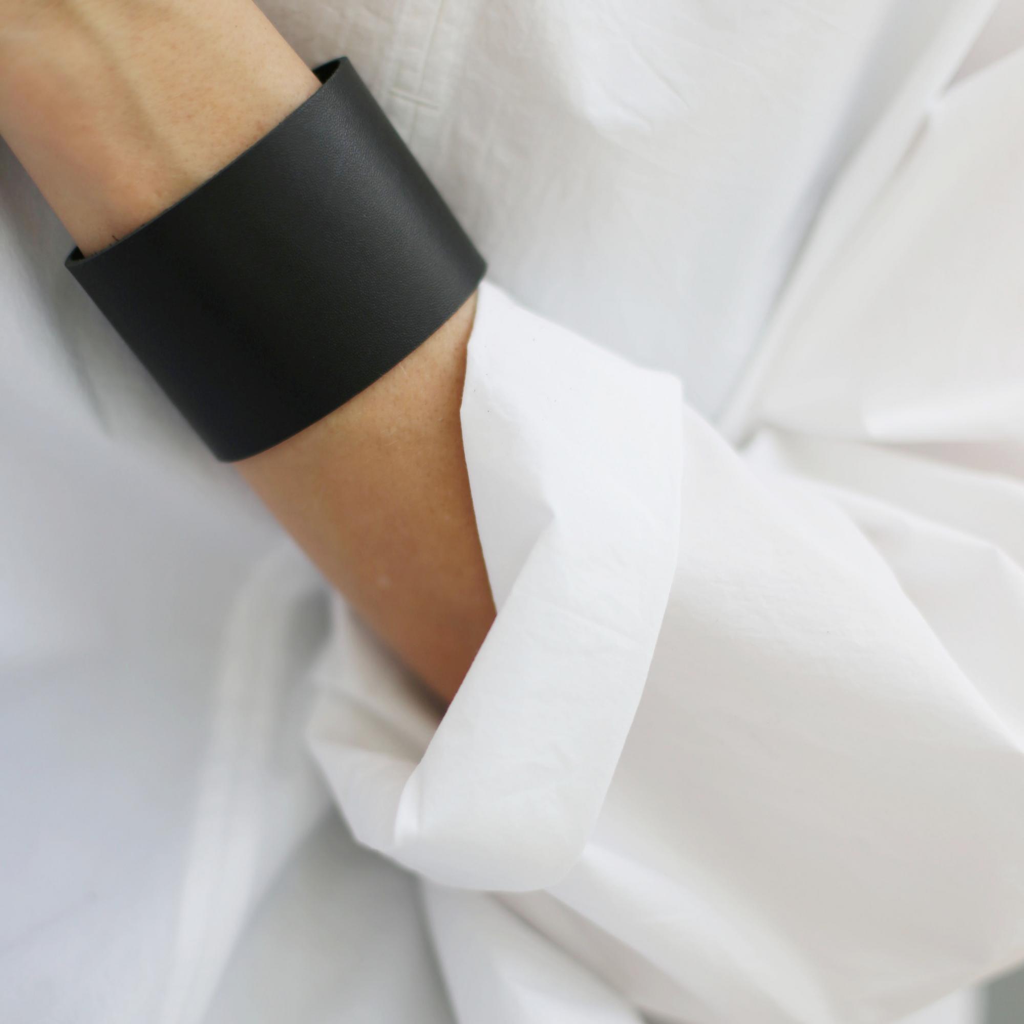 Кожаный браслет цвет Черный 3P474