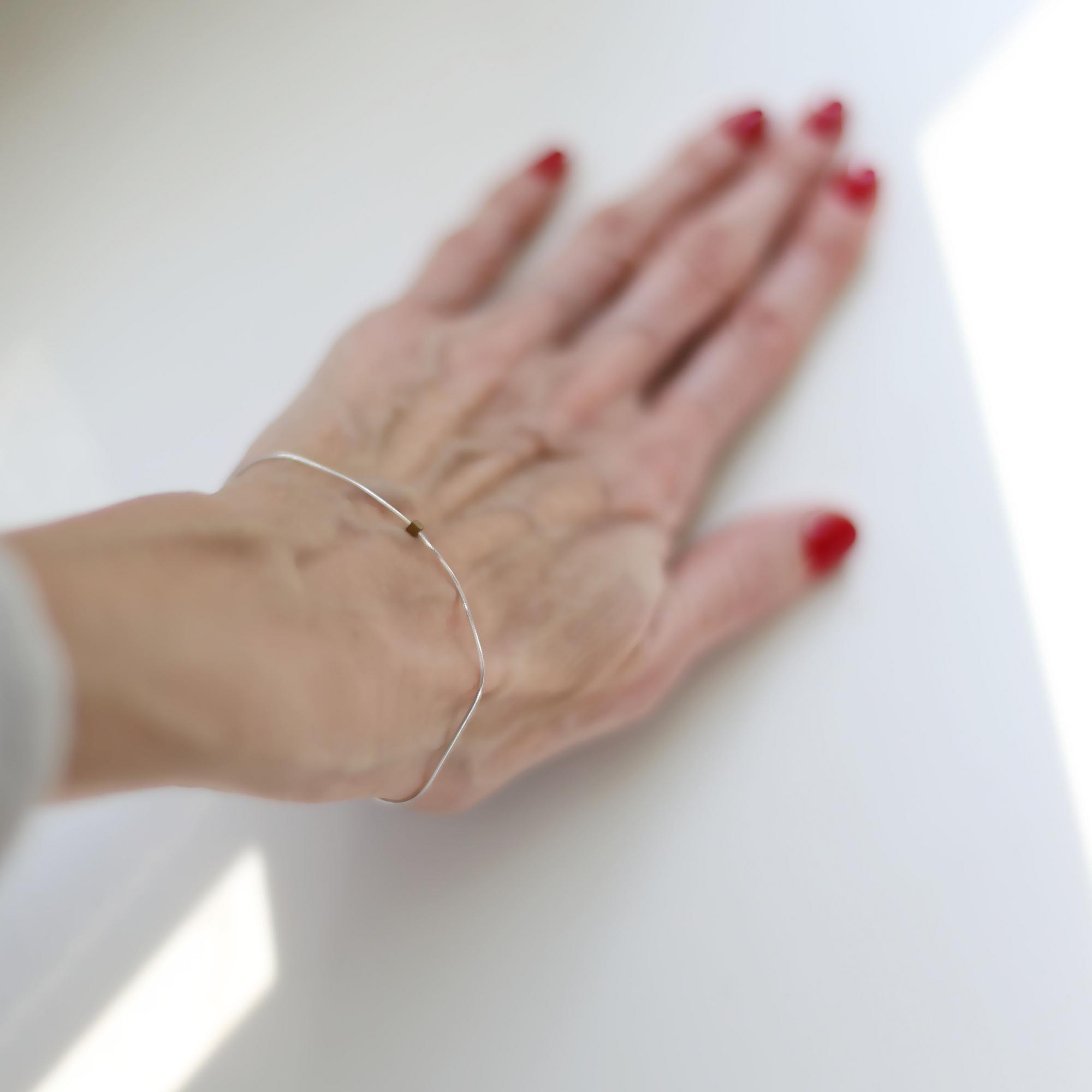 Браслет с гематитовым кубиком 3P508