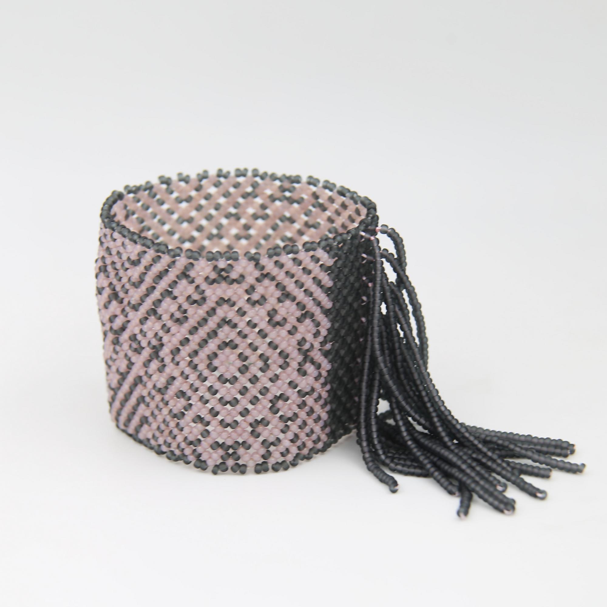 Браслет из бисера Уичоли с бахромой 3P56-1