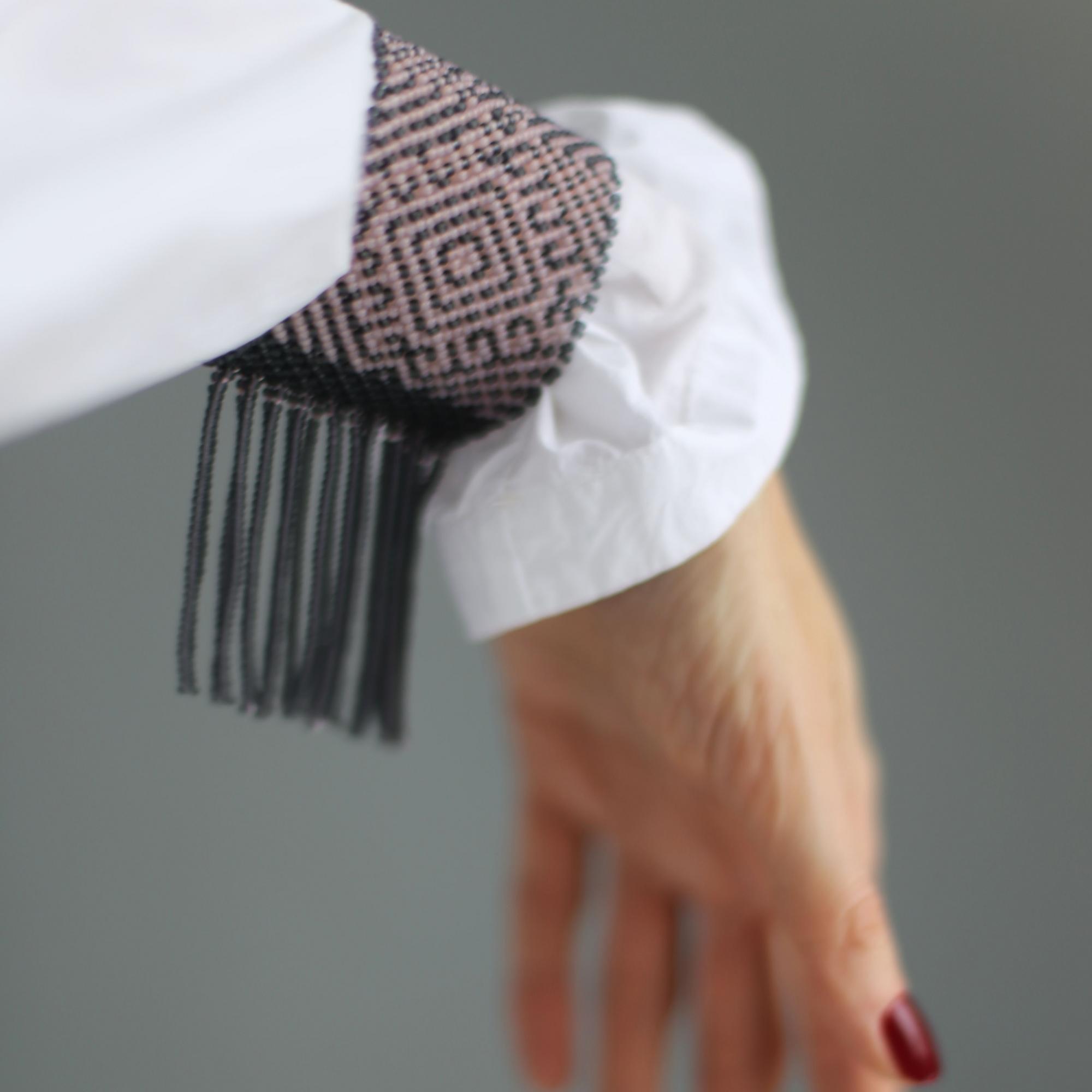 Браслет из бисера Уичоли с бахромой 3P56-1