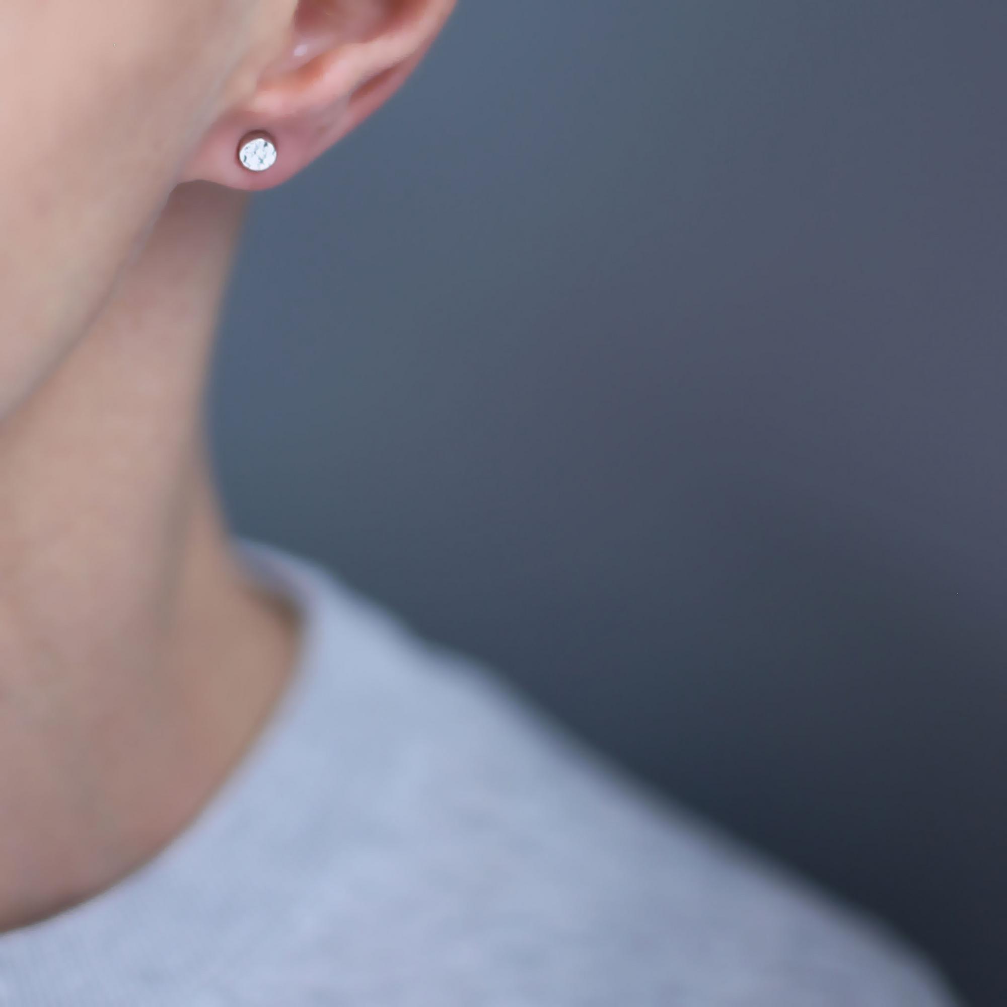 Серебряная серьга-гвоздик Таблетка чеканная 1P657 MONO