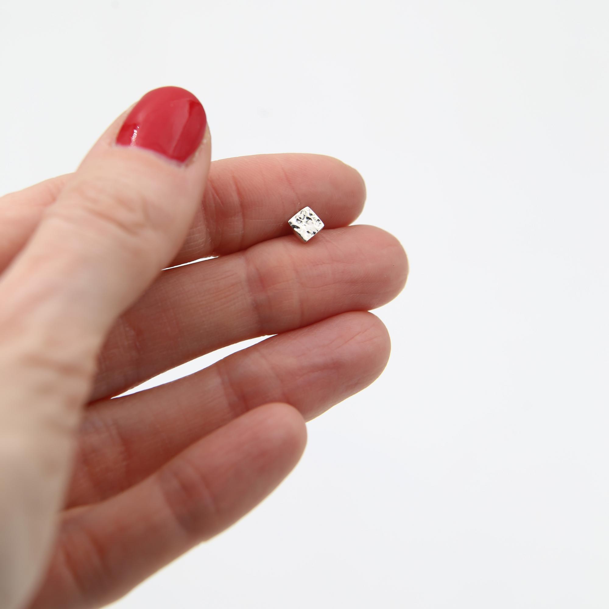 Серебряная серьга-гвоздик Квадрат чеканный 1P628 MONO