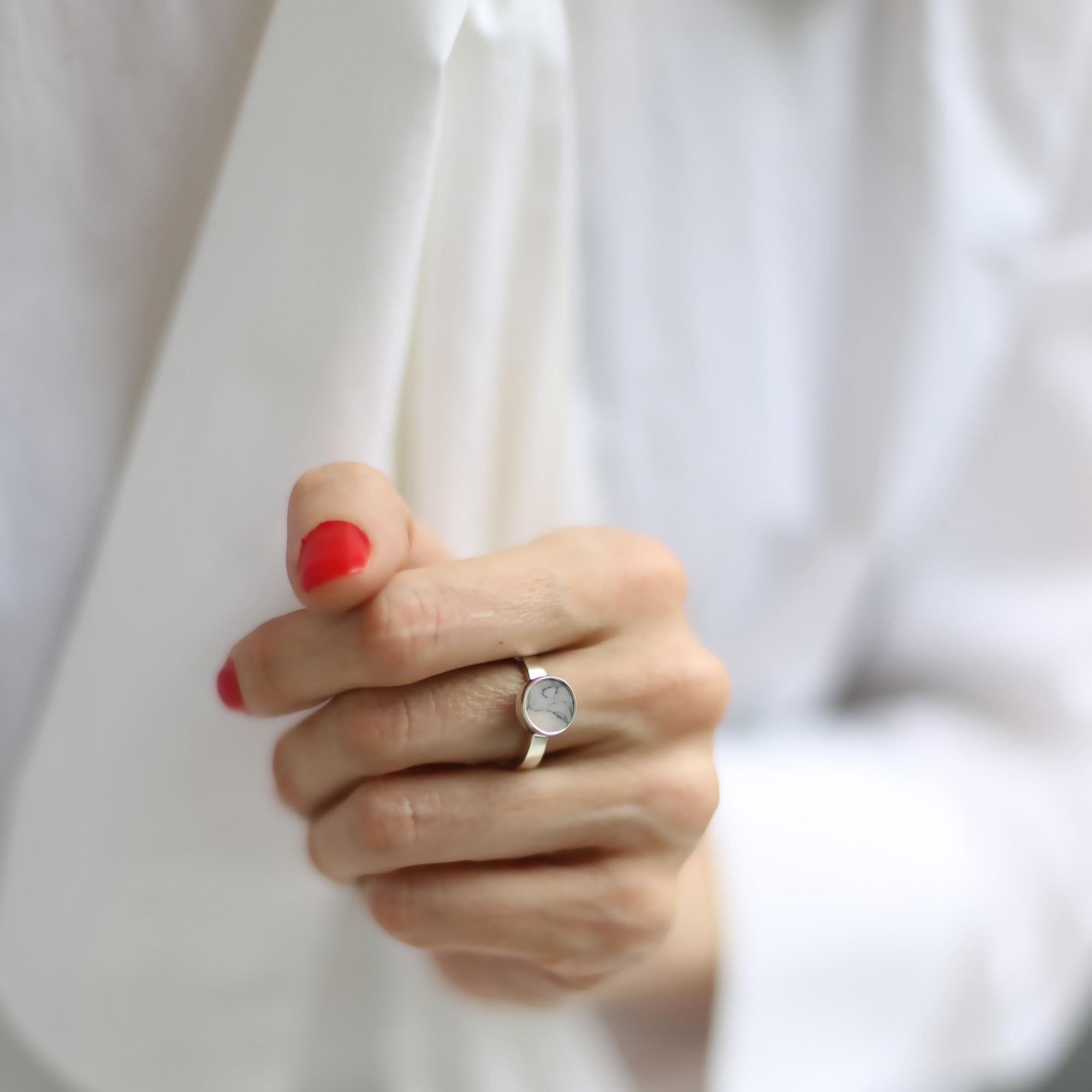 Серебряное кольцо со вставкой из кахолонга 2P1123