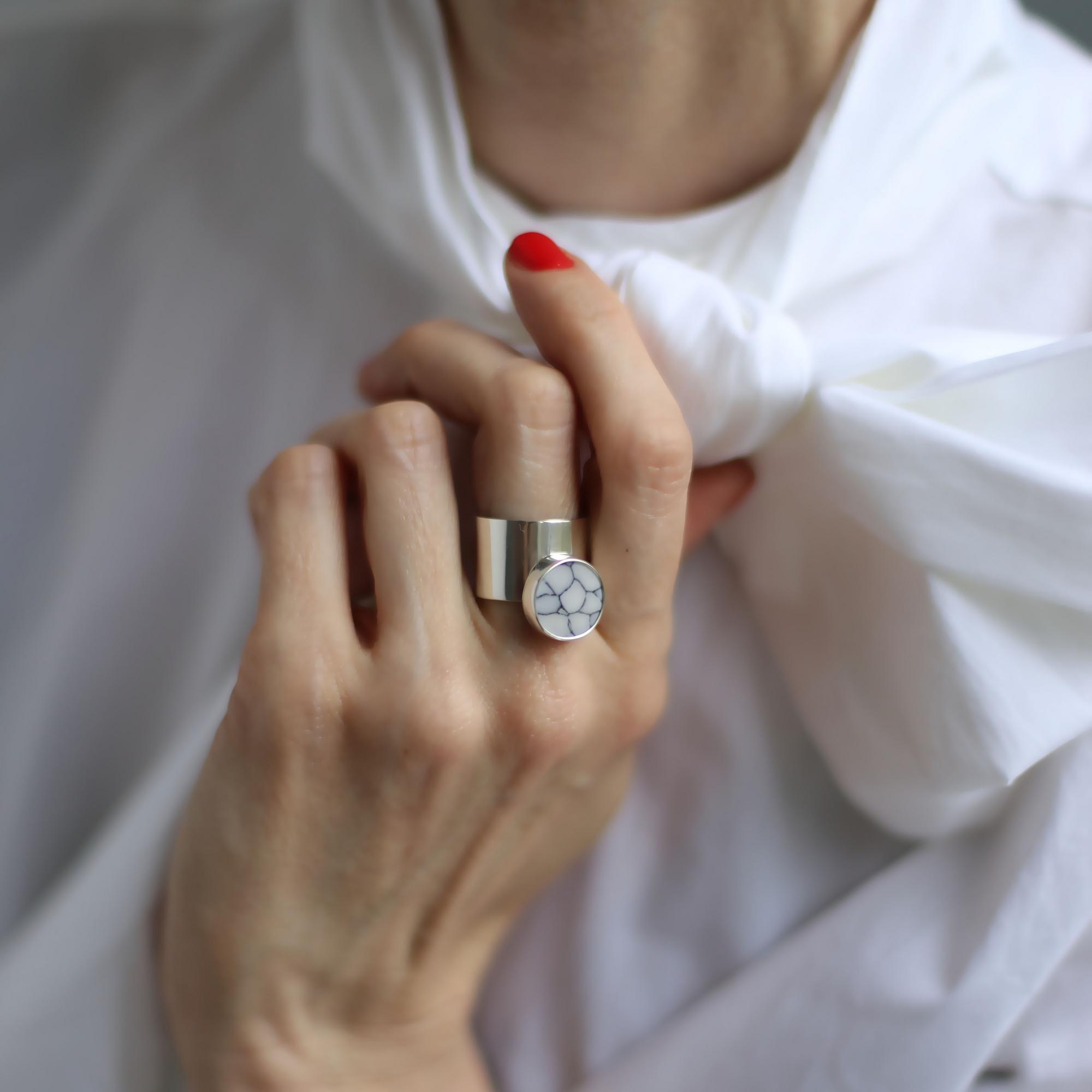 Широкое серебряное кольцо со вставкой из кахолонга 2P1119