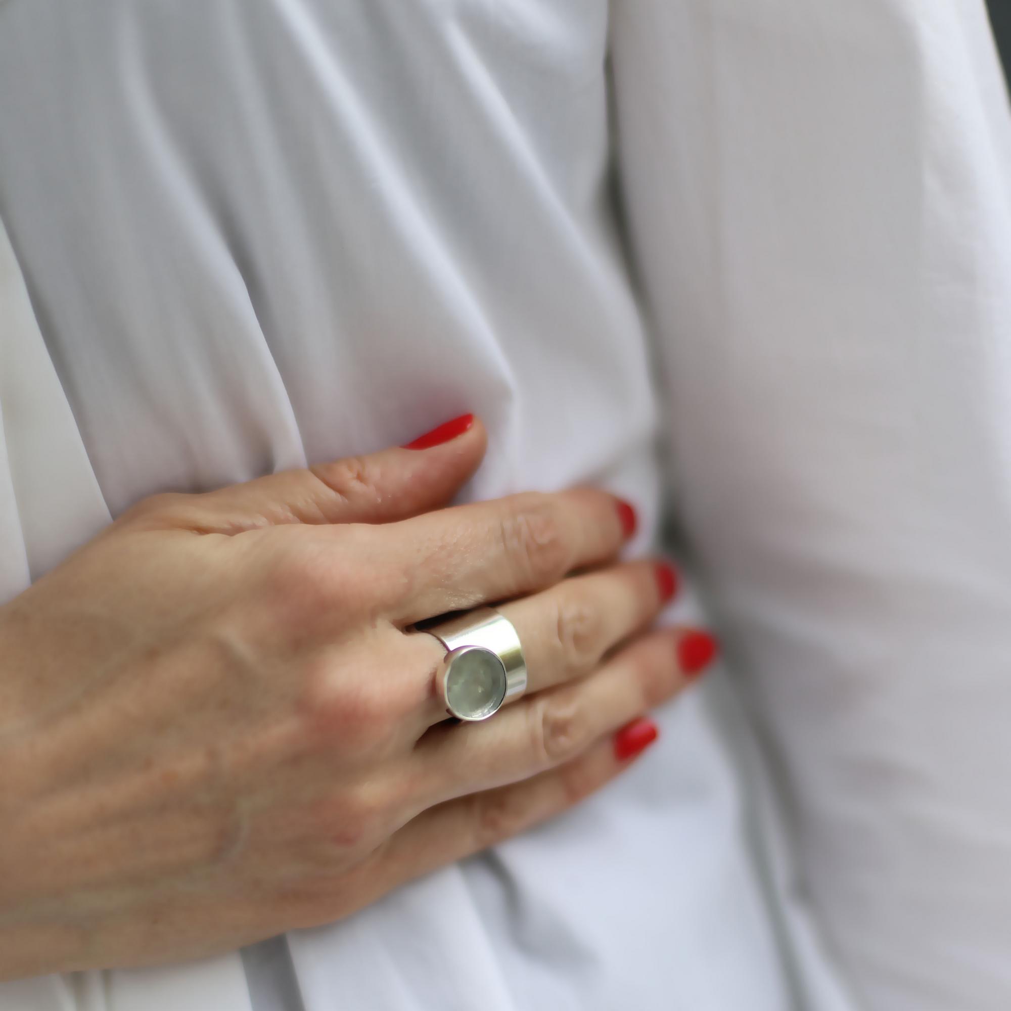 Широкое серебряное кольцо со вставкой из флюорита 2P1120