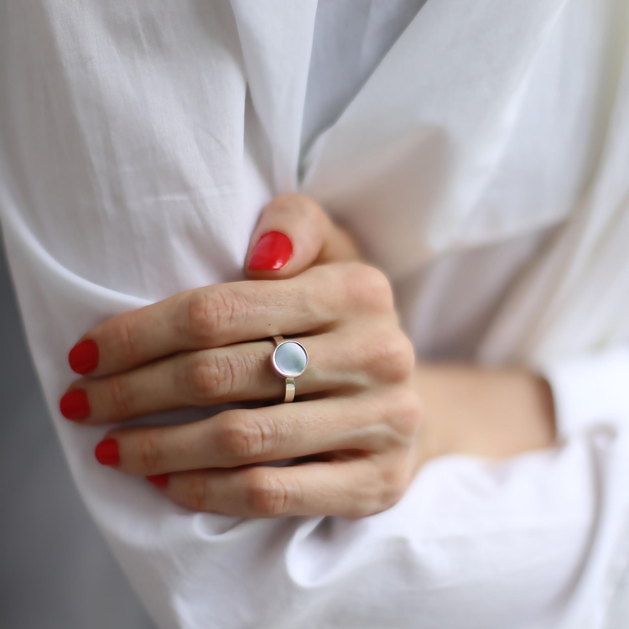 Серебряное кольцо со вставкой из гематита 2P1128