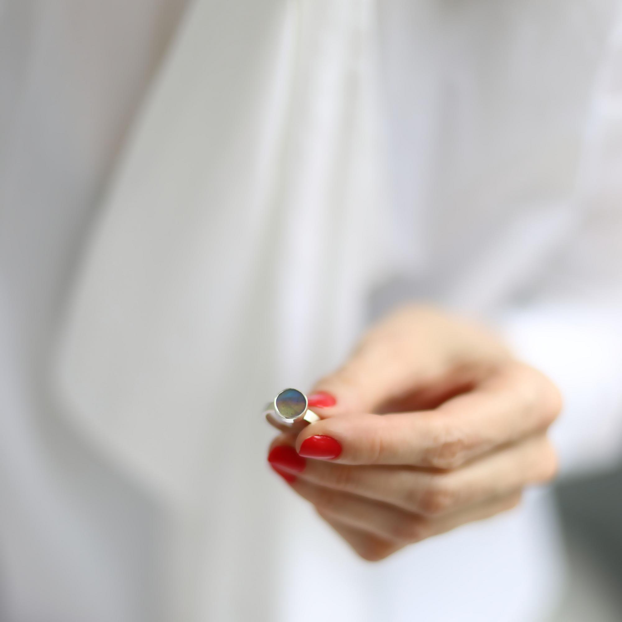 Серебряное кольцо со вставкой из лабрадорита 2P1129