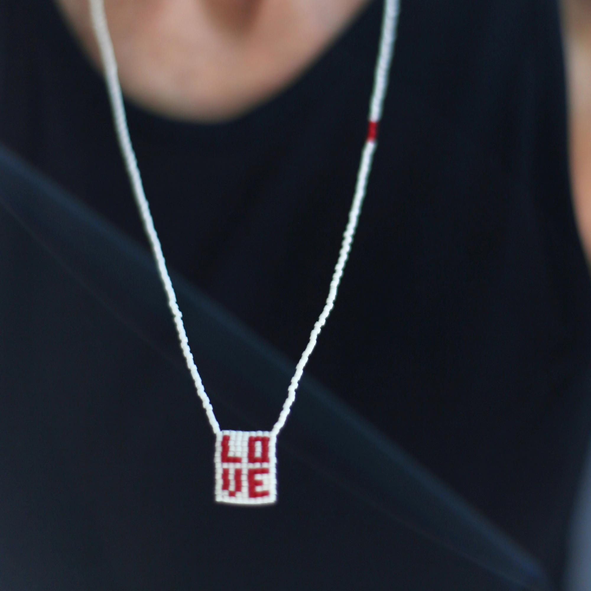 Подвеска из бисера LOVE 4P874
