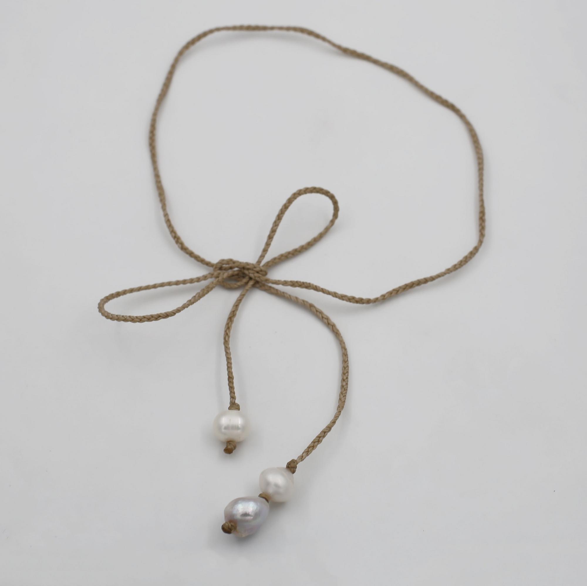 Колье с жемчугом на бежевом шнуре 4P898