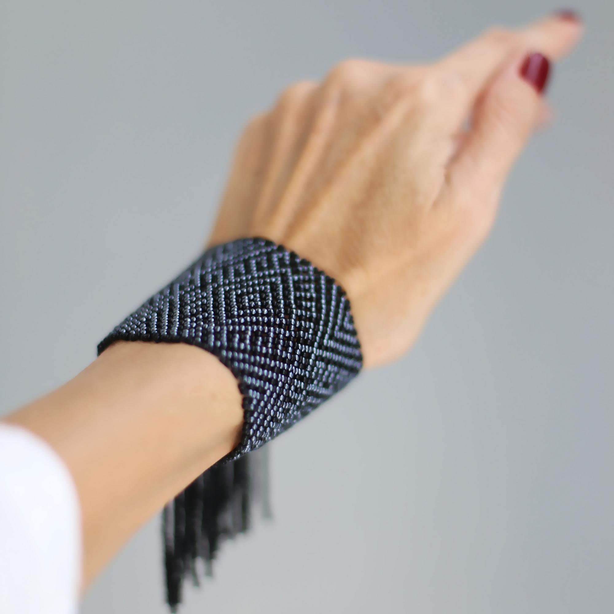 Браслет из бисера с бахромой 3P565