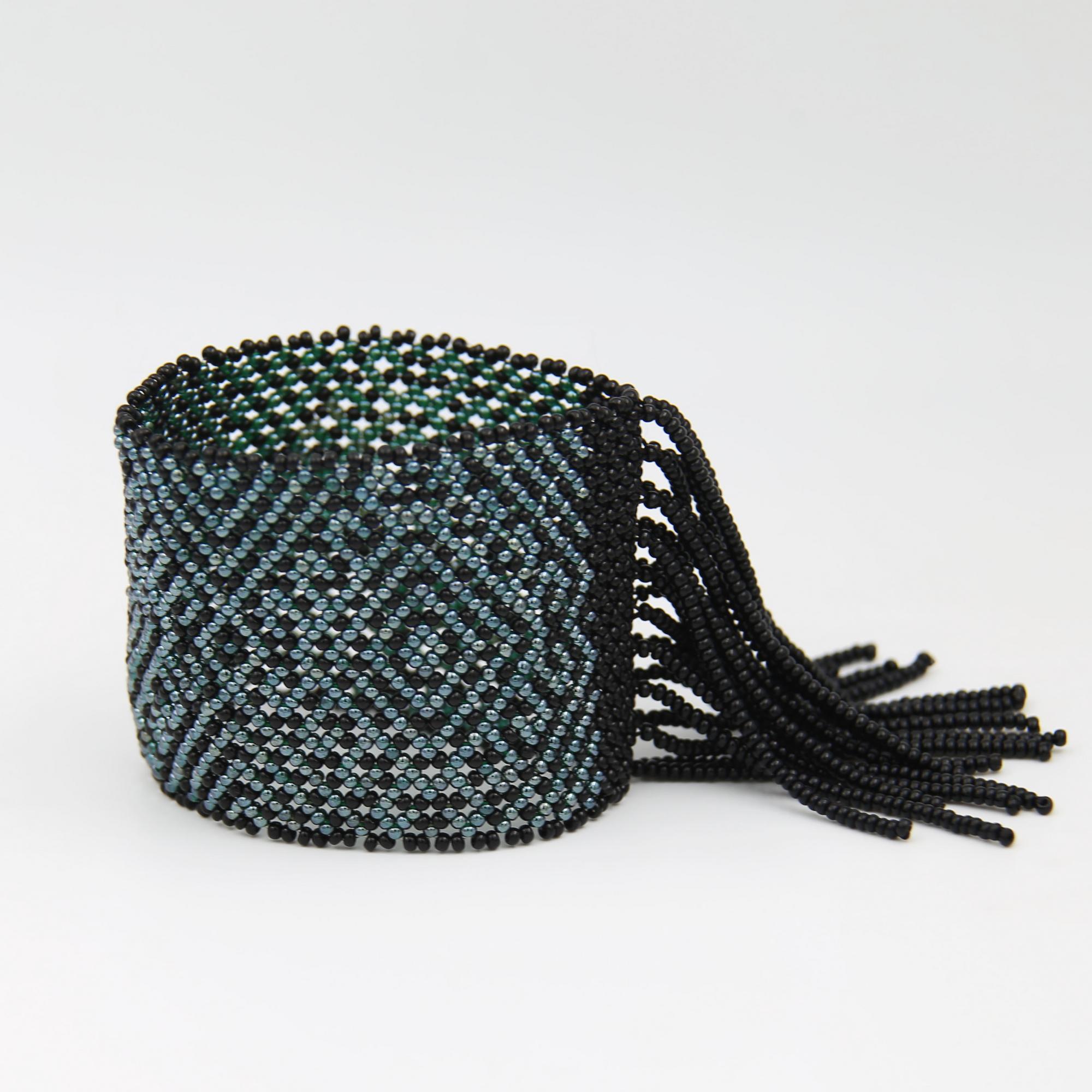 Браслет из бисера с бахромой 3P565