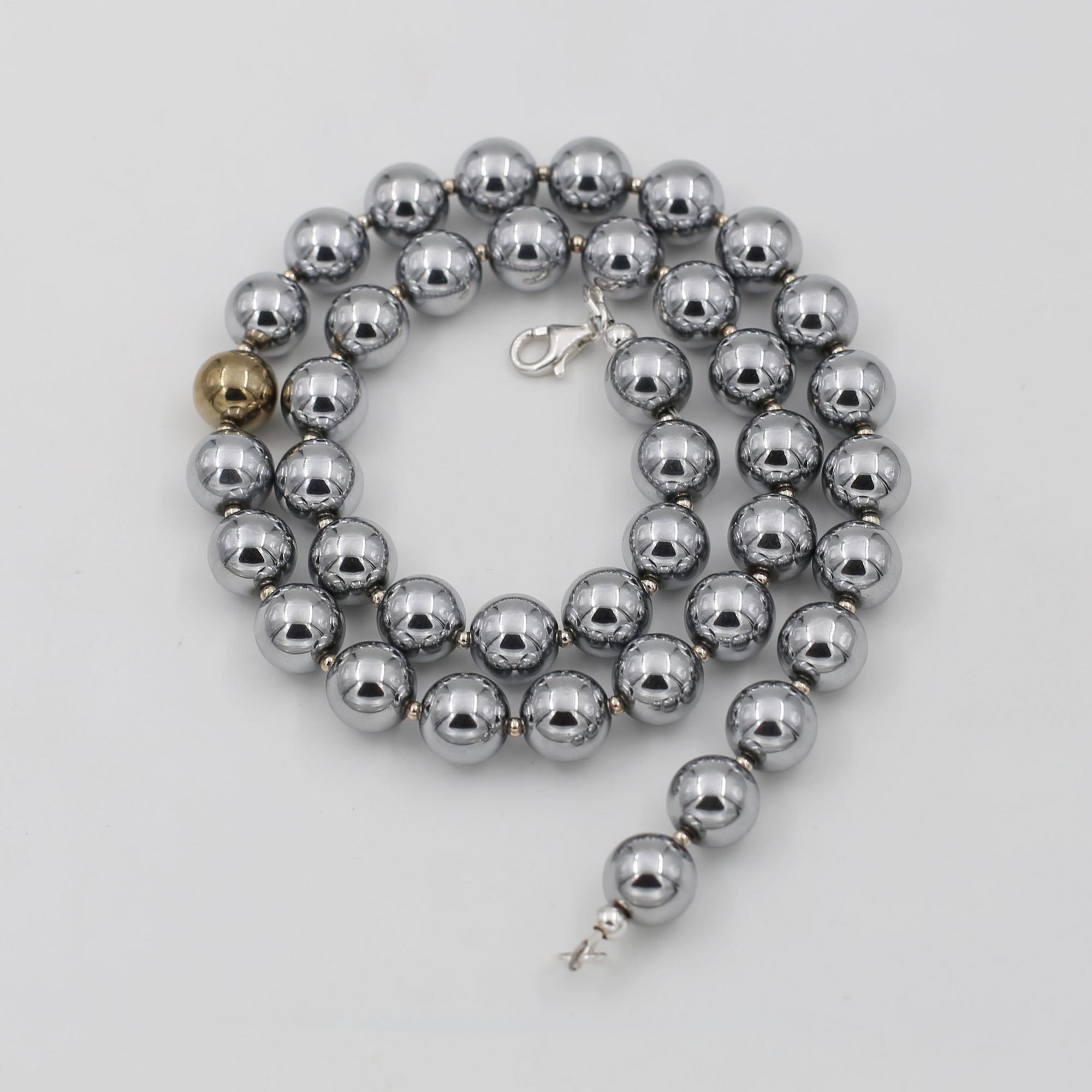 Колье  из гематита цвета родий с золотой бусиной 4P927