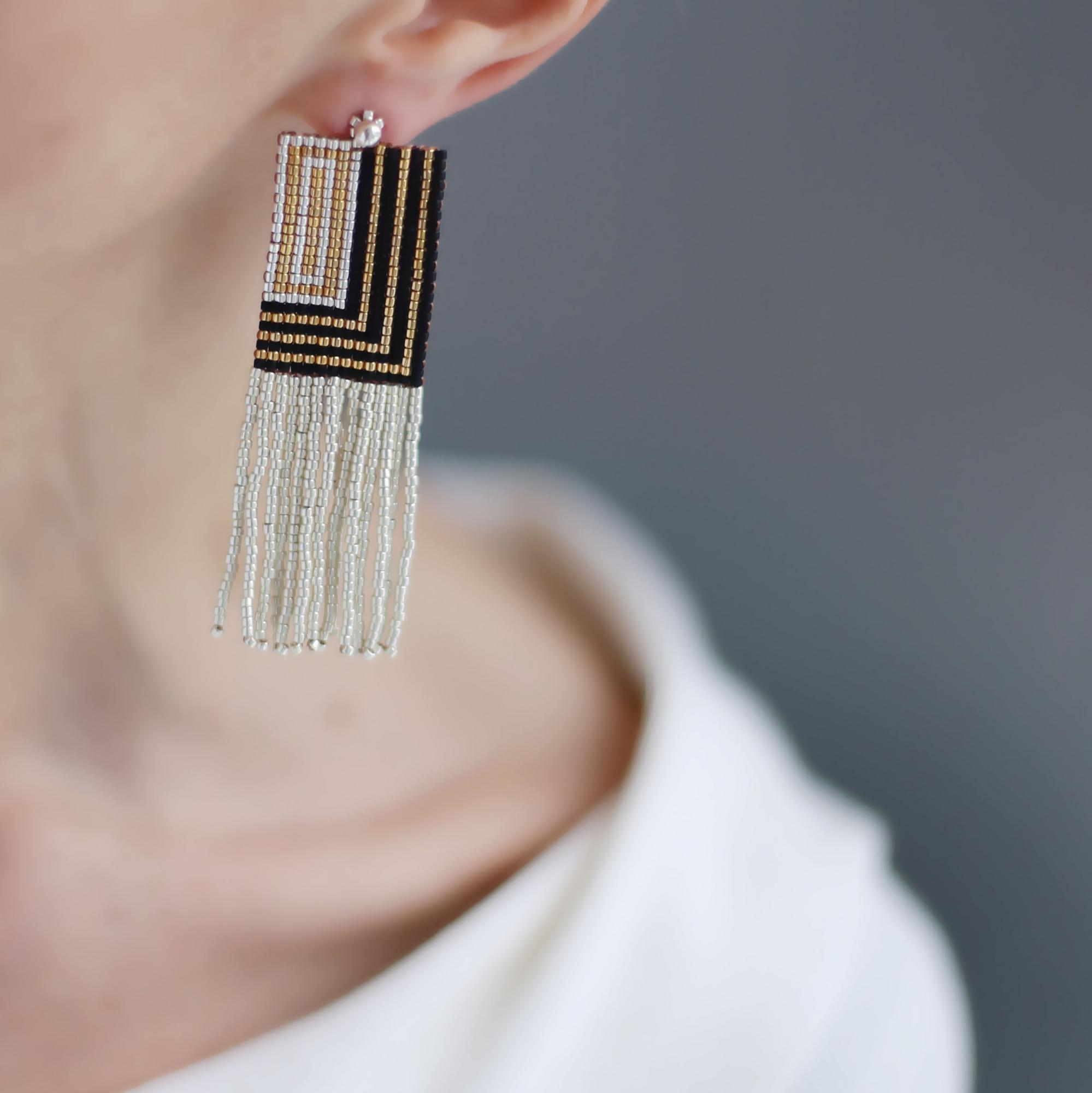 Серьги из бисера с серебряной бахромой 1P2518