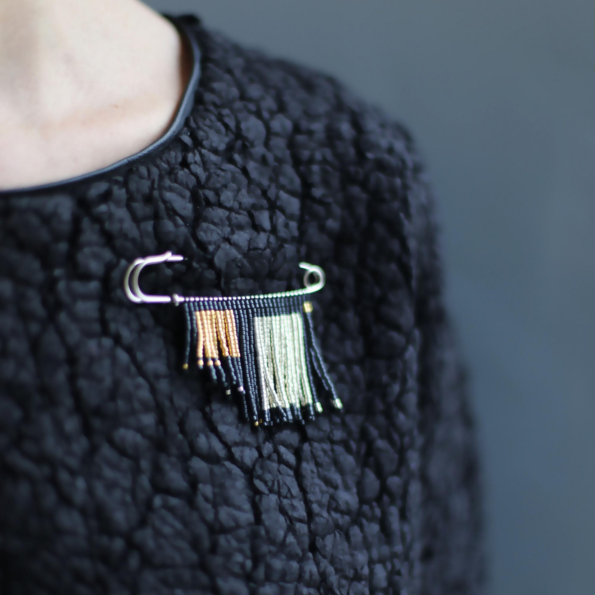 Брошь-булавка с бахромой из бисера 7P23