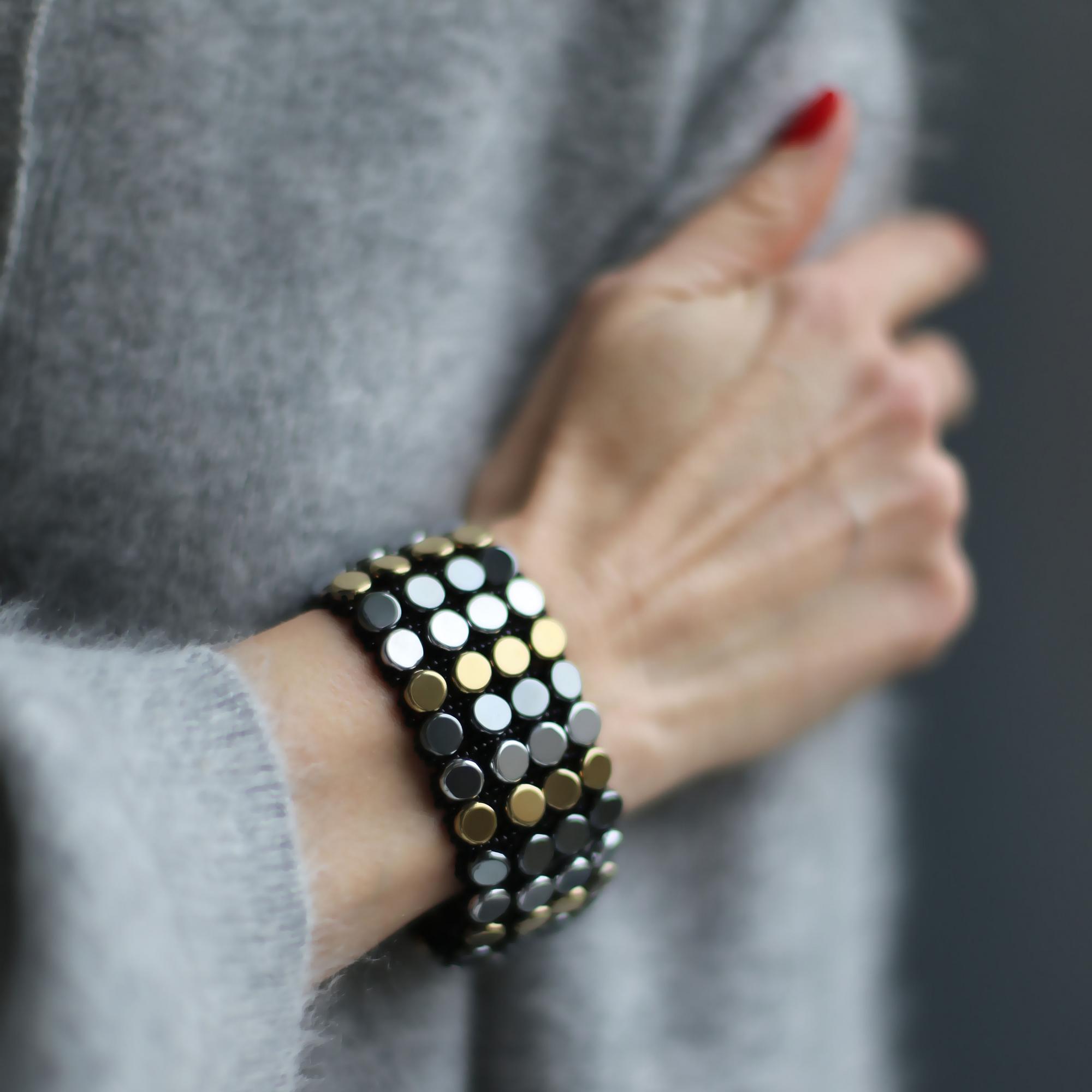 Браслет из чешуек гематита  средний 3P622